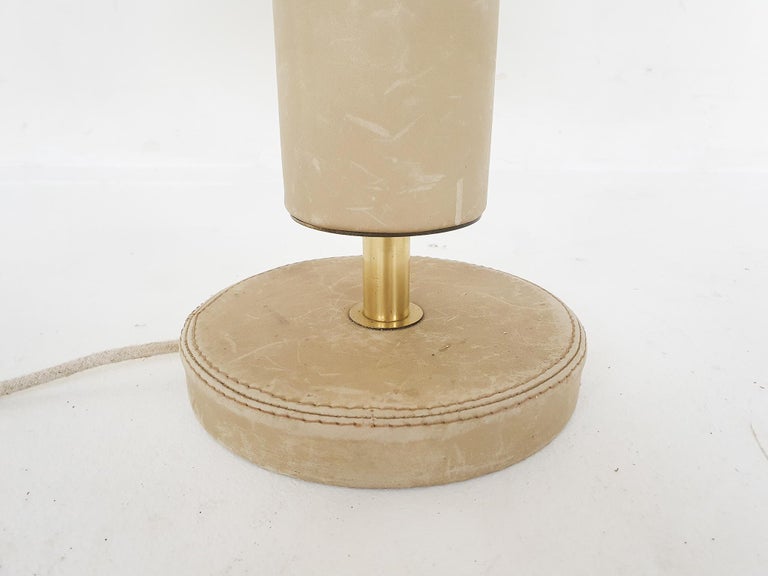 Beige Leather and Brass Table Lamp, Attrbuted Jaques Adnet, France, 1960s In Good Condition For Sale In Amsterdam, NL