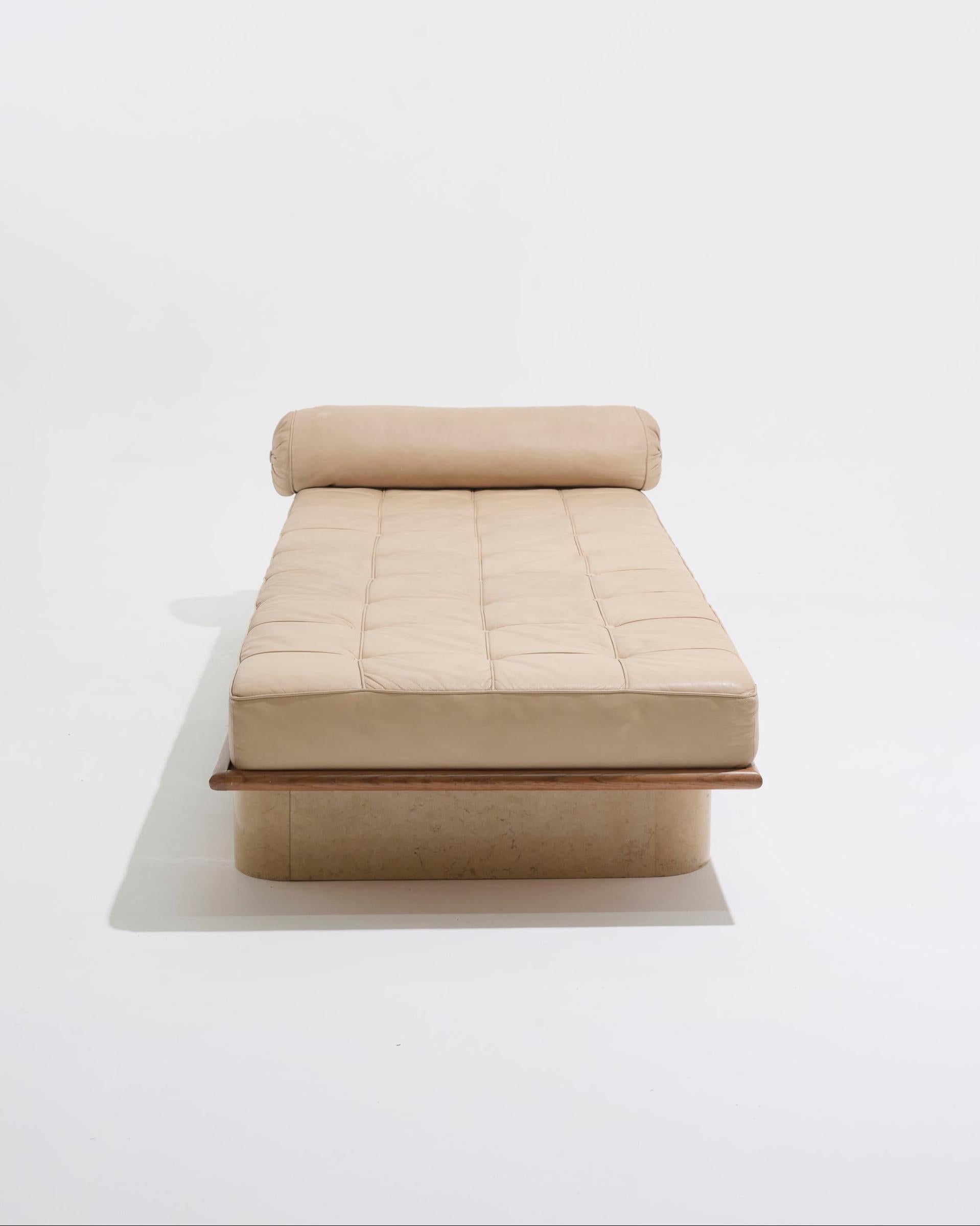Lit de jour en cuir beige et travertin, années 1980 Bon état - En vente à PARIS, FR