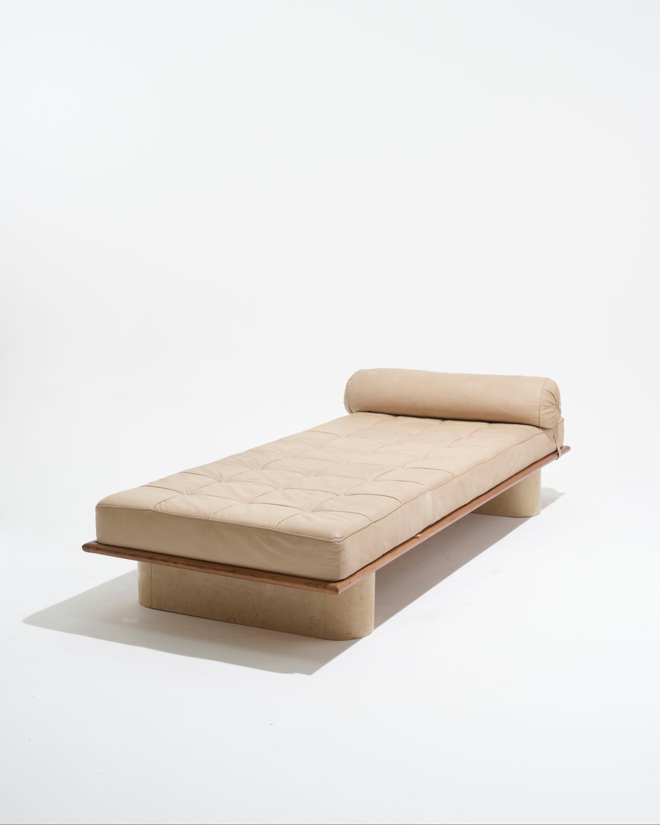 Fin du 20e siècle Lit de jour en cuir beige et travertin, années 1980 en vente