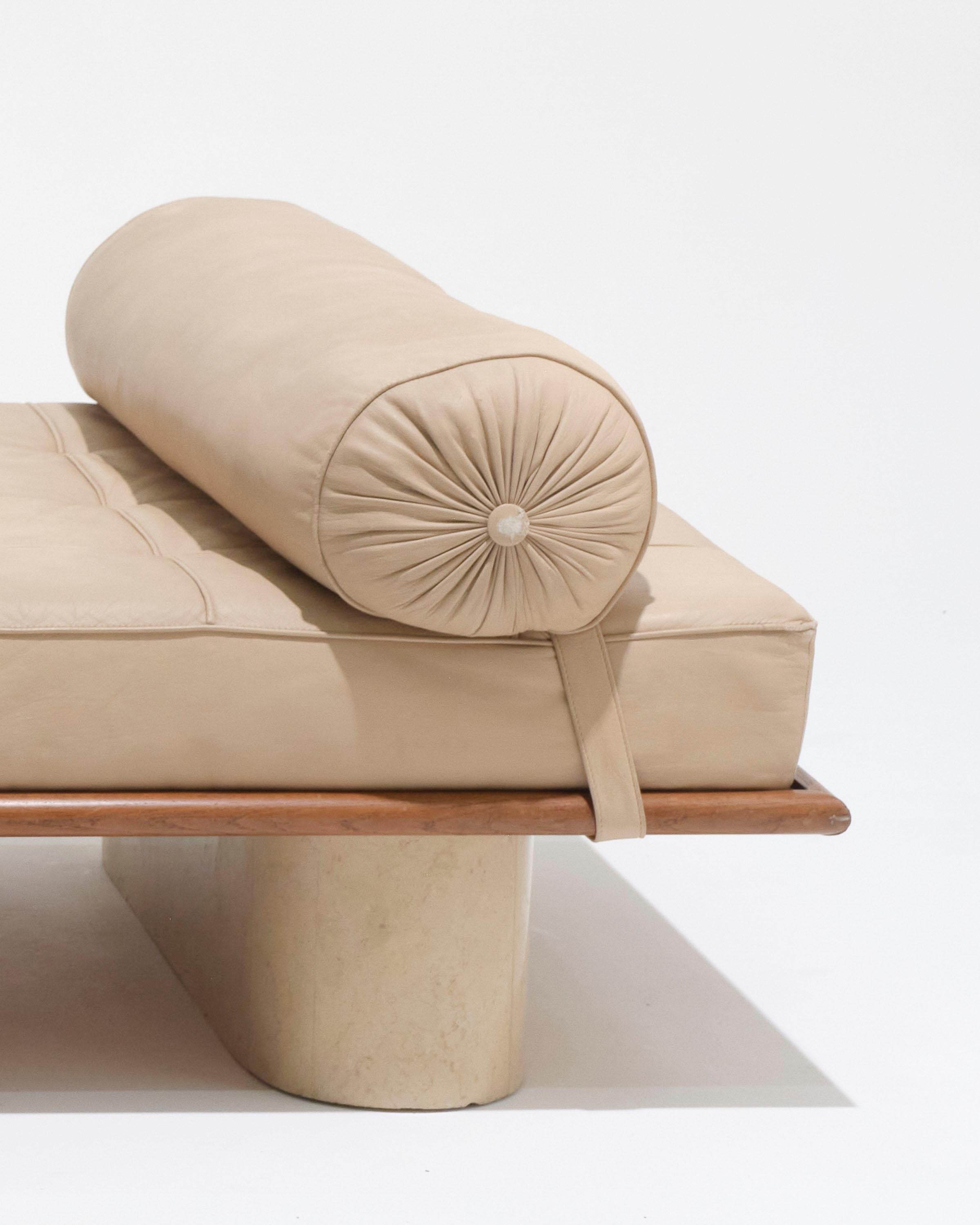 Lit de jour en cuir beige et travertin, années 1980 en vente 1
