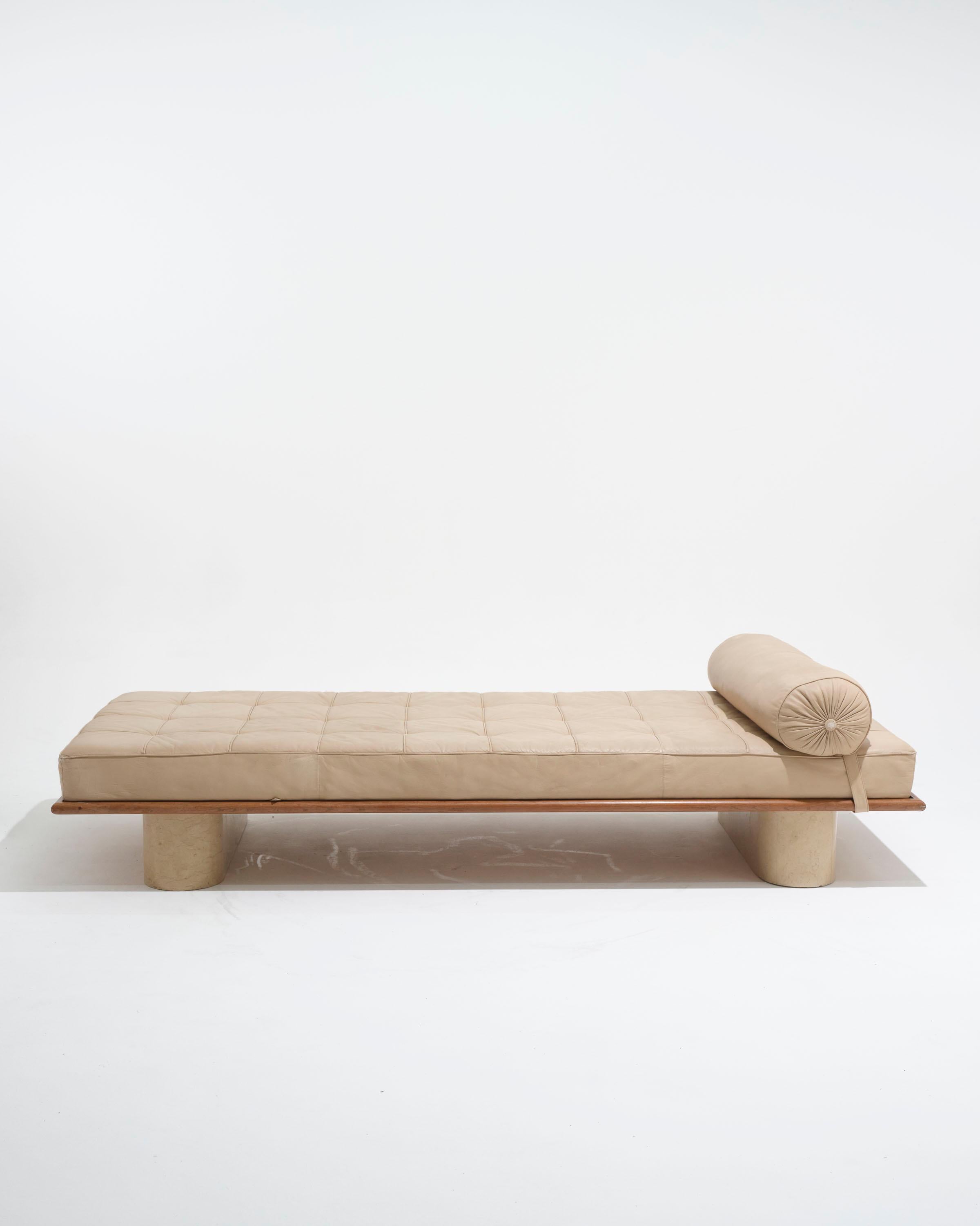 Lit de jour en cuir beige et travertin, années 1980 en vente 2