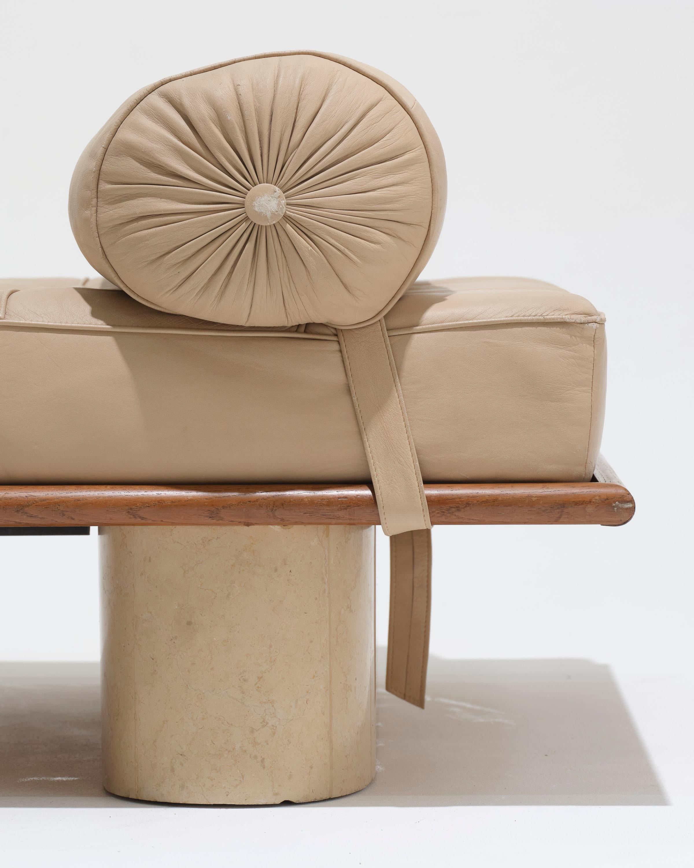 Lit de jour en cuir beige et travertin, années 1980 en vente 3