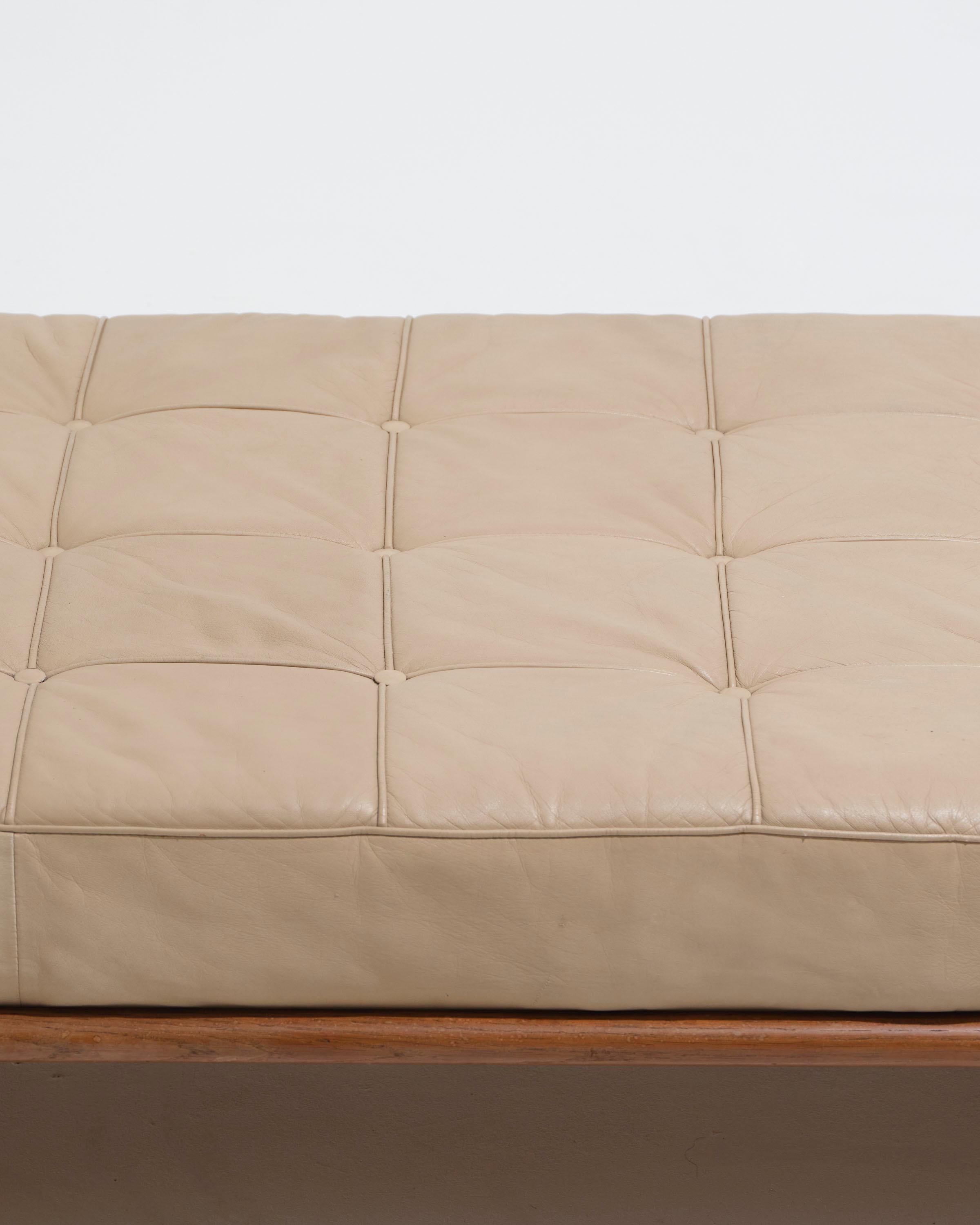 Lit de jour en cuir beige et travertin, années 1980 en vente 4