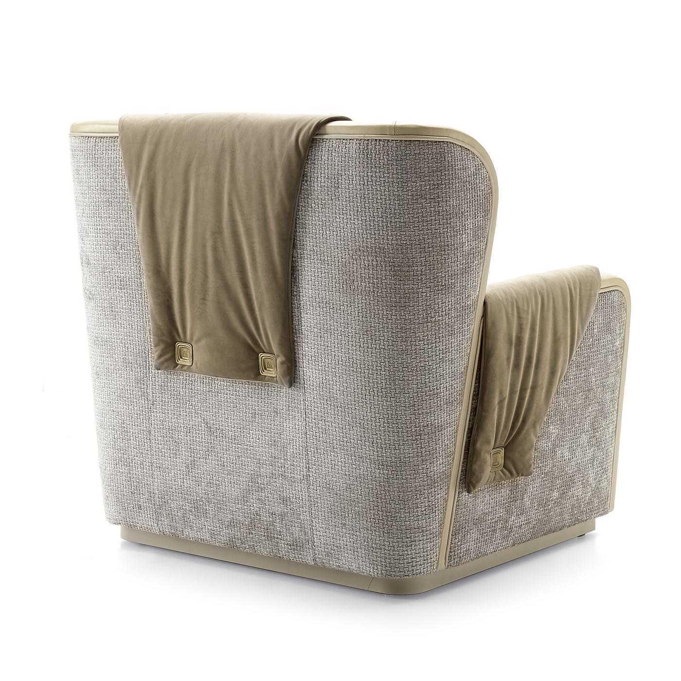 The perfect addition to the three-seat sofa of the same series, this splendid armchair exudes impeccable comfort. Resting on a wooden structure padded with polyurethane and memory foam, this piece showcases a light taupe velvet upholstery marked by