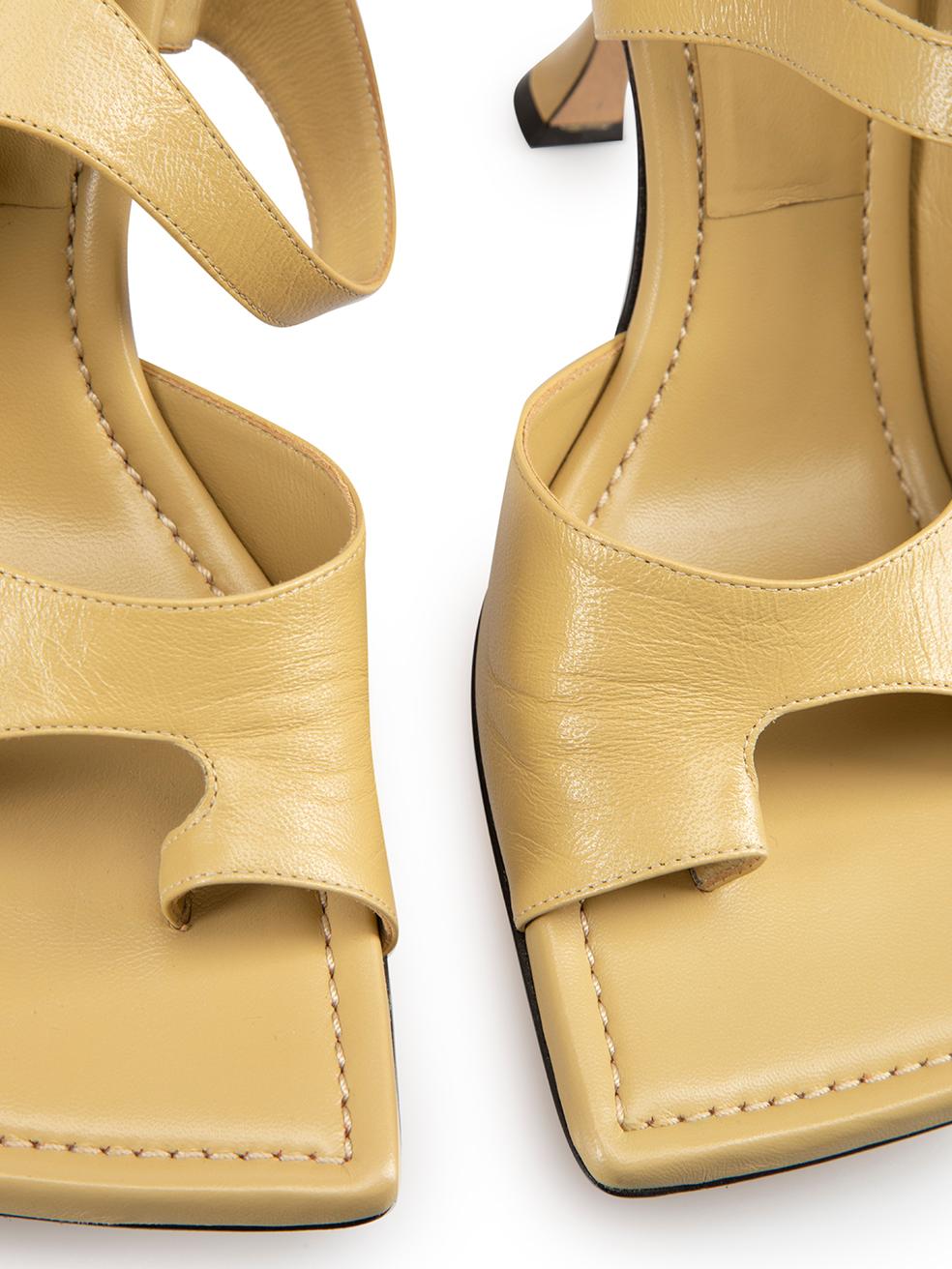 Bottega Veneta Beige Leather Crunch Lux Square Toe Sandals Size IT 38 For Sale 2