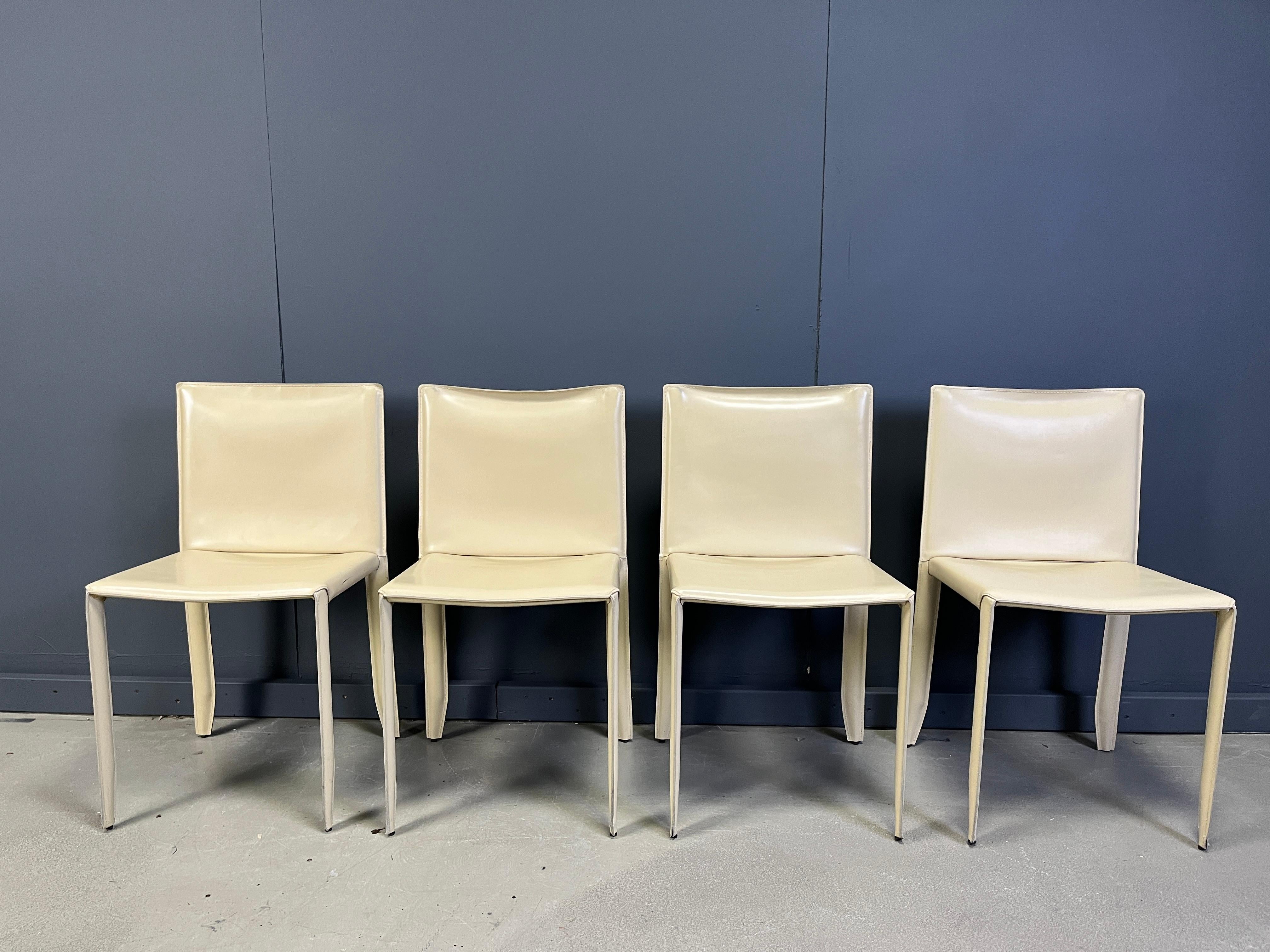 Sedie da pranzo imbottite in pelle beige vintage di Cattelan Italia.

Comode sedie da pranzo con pelle ben impunturata.

Buone condizioni generali

anni '80 - Italia

Dimensioni
Altezza: 83 cm
Altezza del sedile: 45 cm/17,71