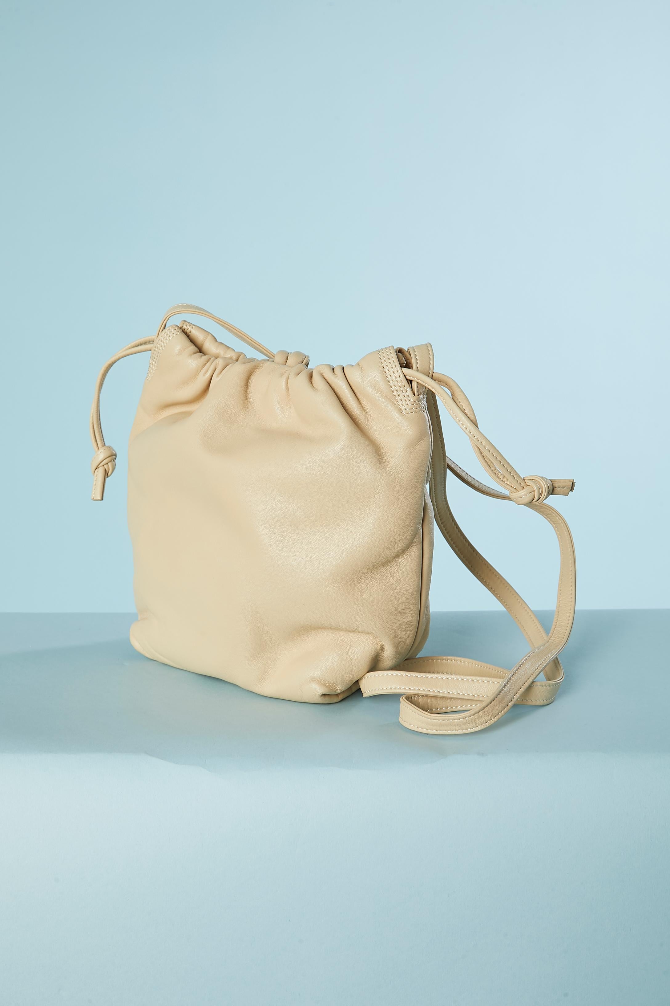 Beige leather drawstring bag. Branded nylon lining. 2 pockets inside ( One with zip, one without) Snap closure in the middle top and leather drawstring. Dust-bag provided.
SIZE 20cm X 14 cm X 10 cm 