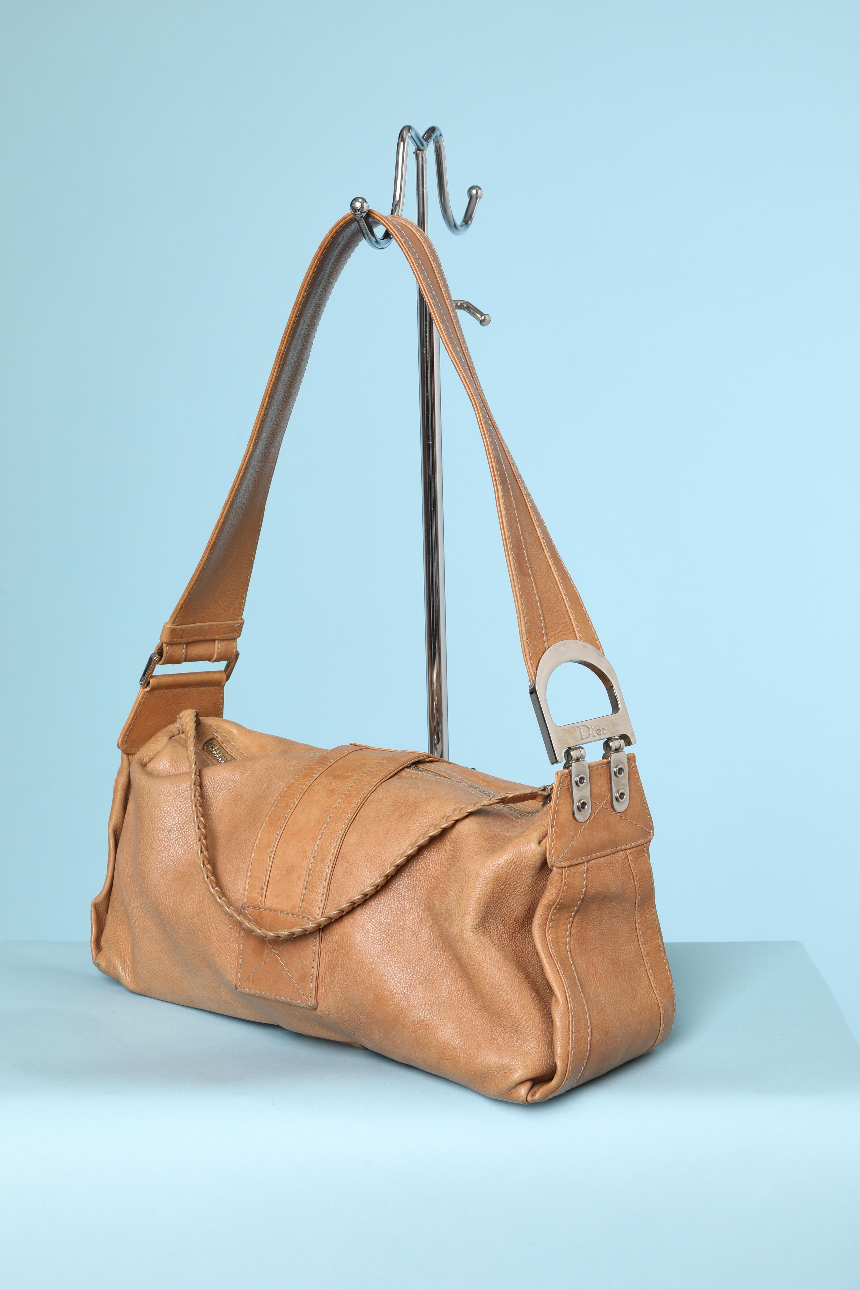 Beigefarbene Umhängetasche aus Leder mit Dior-Monogramm auf dem Innenfutter 
Größe: 30 cm X 18 cm X 12 cm.
2 Außentaschen (vorne und seitlich) und eine Innentasche mit Reißverschluss 