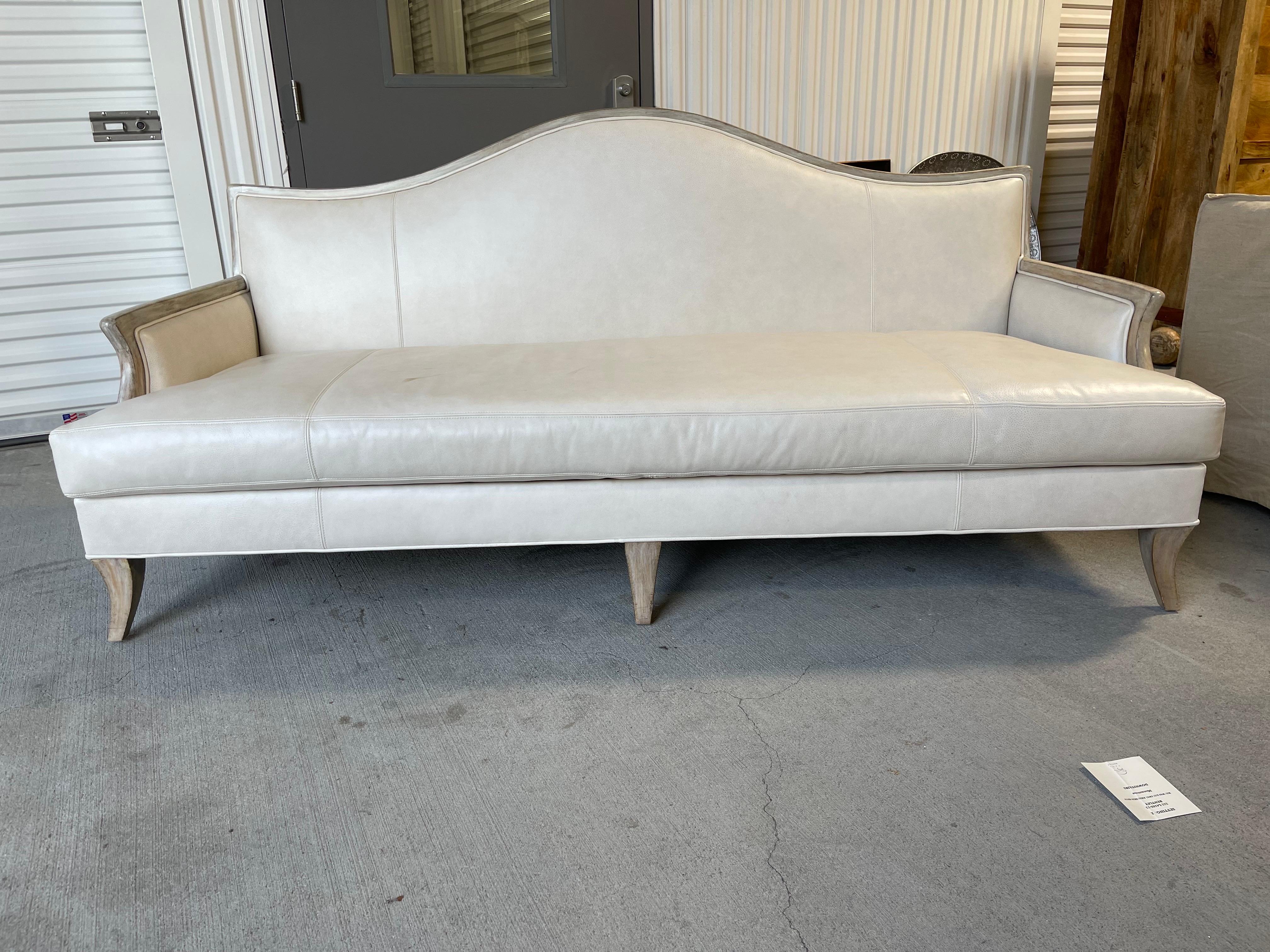 Beigefarbenes Ledersofa mit grau gewaschener Farbe an Armen und Füßen, 21. Jahrhundert (amerikanisch) im Angebot