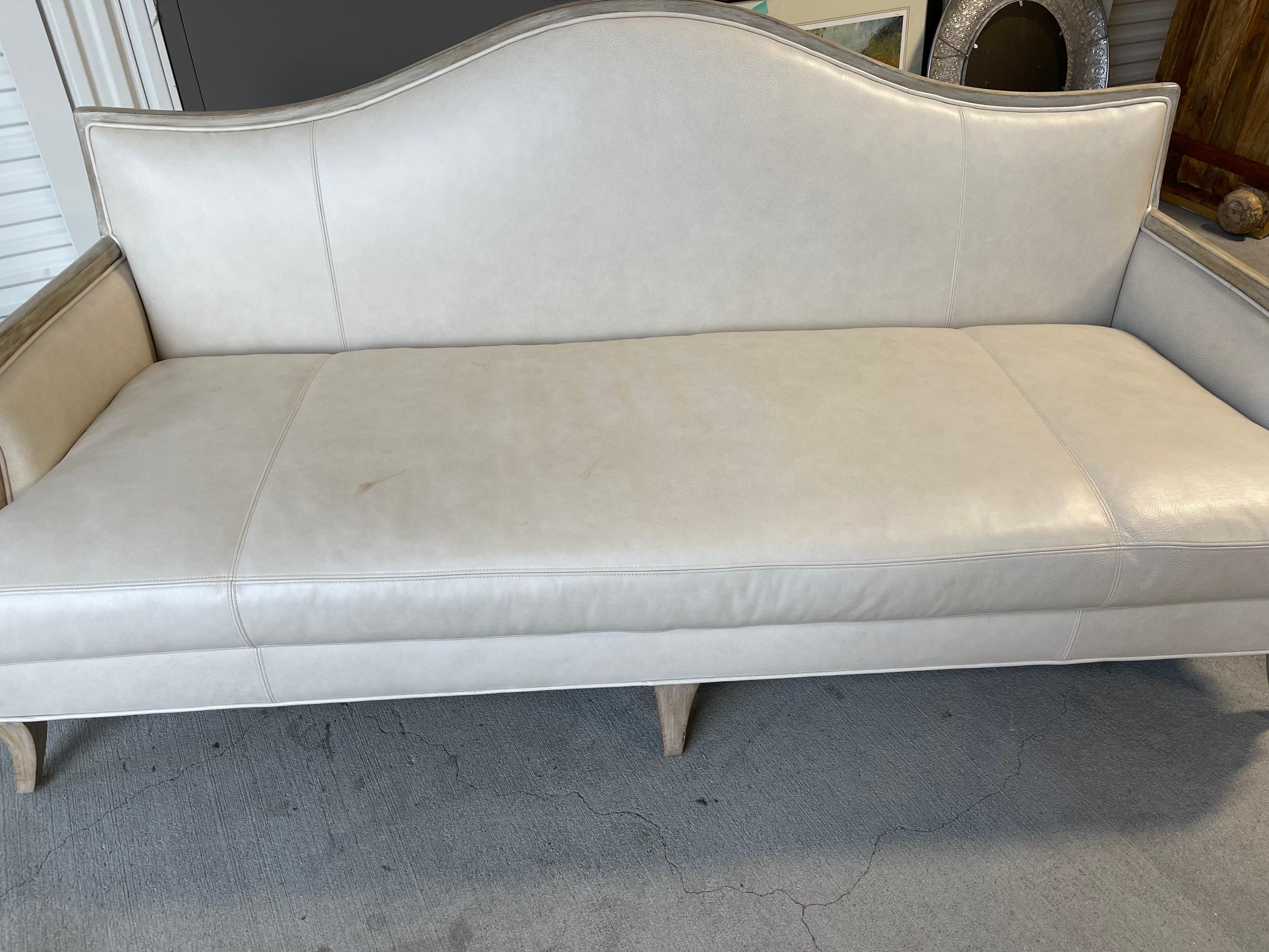 Beigefarbenes Ledersofa mit grau gewaschener Farbe an Armen und Füßen, 21. Jahrhundert im Zustand „Gut“ im Angebot in Savannah, GA