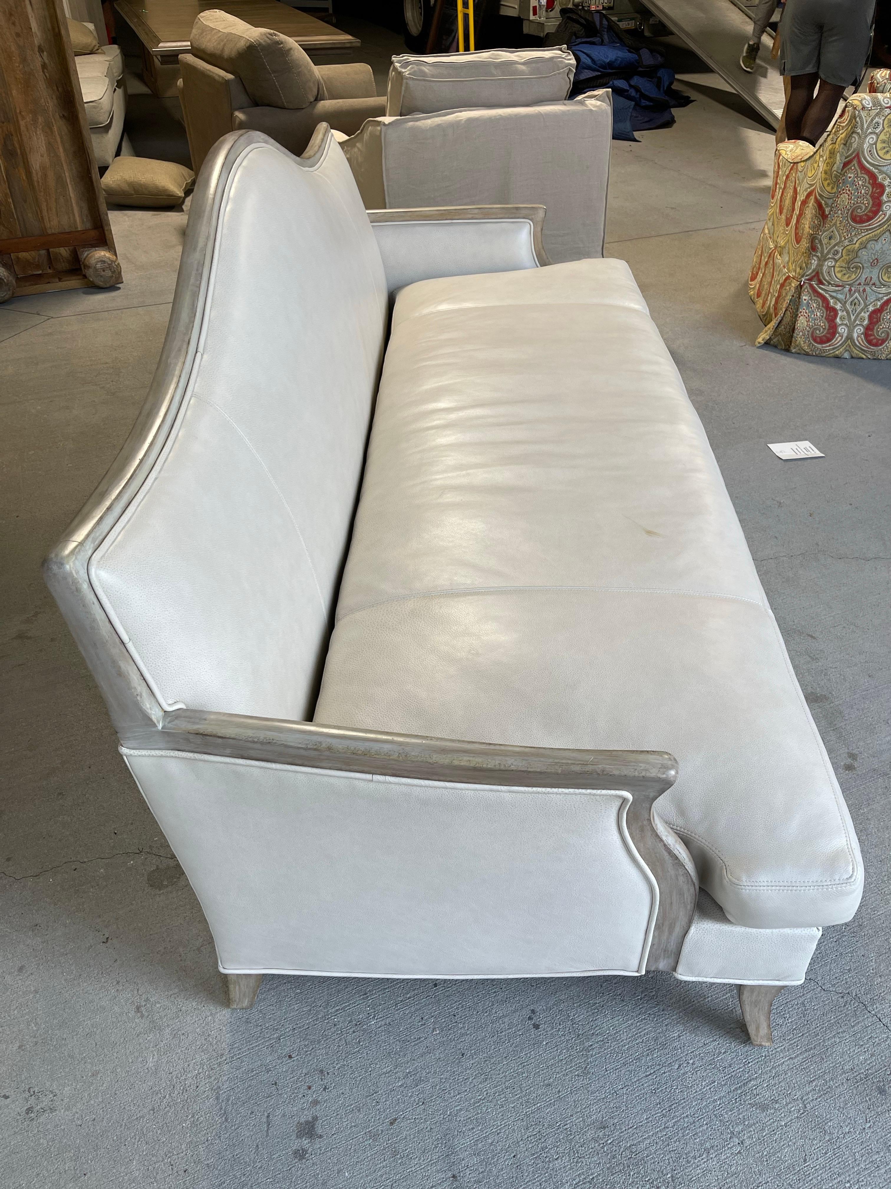 Beigefarbenes Ledersofa mit grau gewaschener Farbe an Armen und Füßen, 21. Jahrhundert (21. Jahrhundert und zeitgenössisch) im Angebot