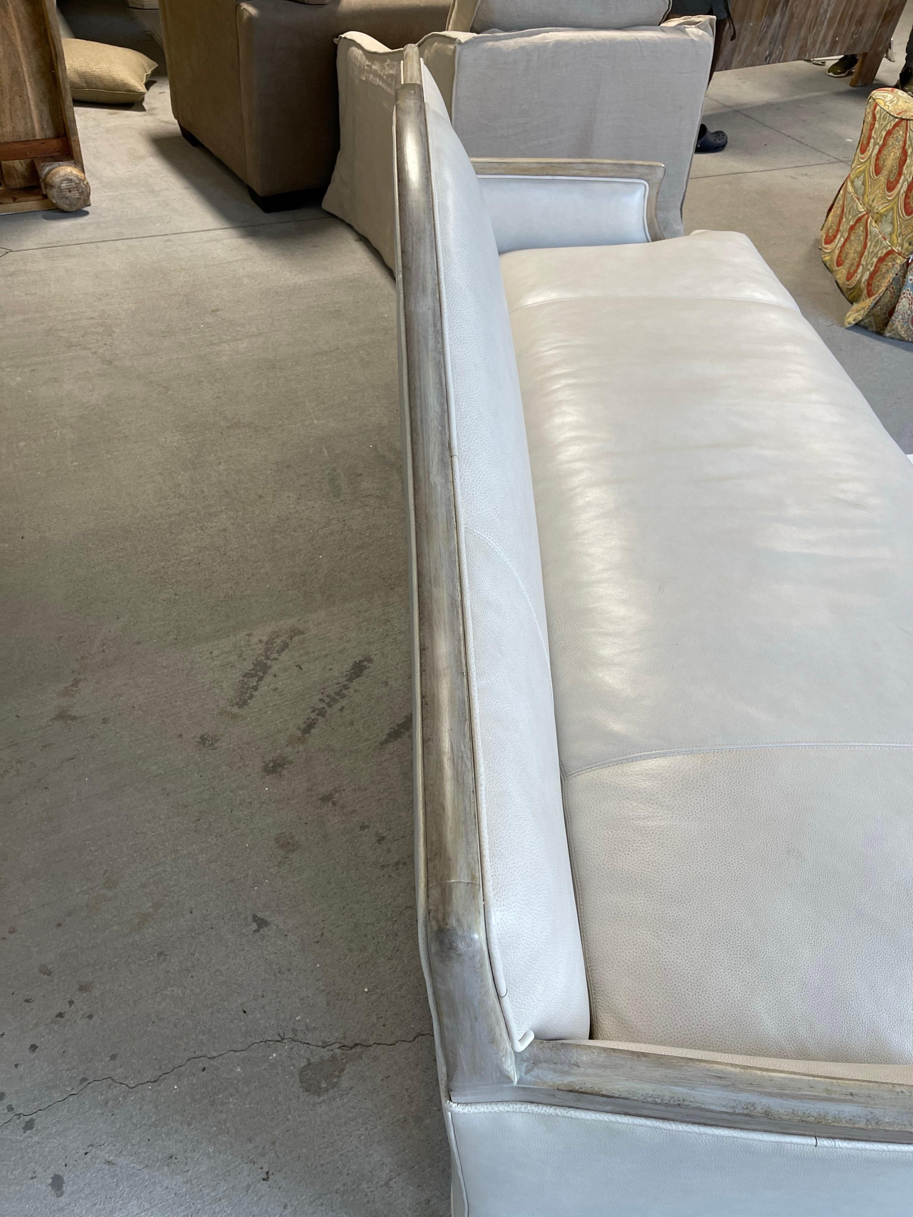 Beigefarbenes Ledersofa mit grau gewaschener Farbe an Armen und Füßen, 21. Jahrhundert im Angebot 1