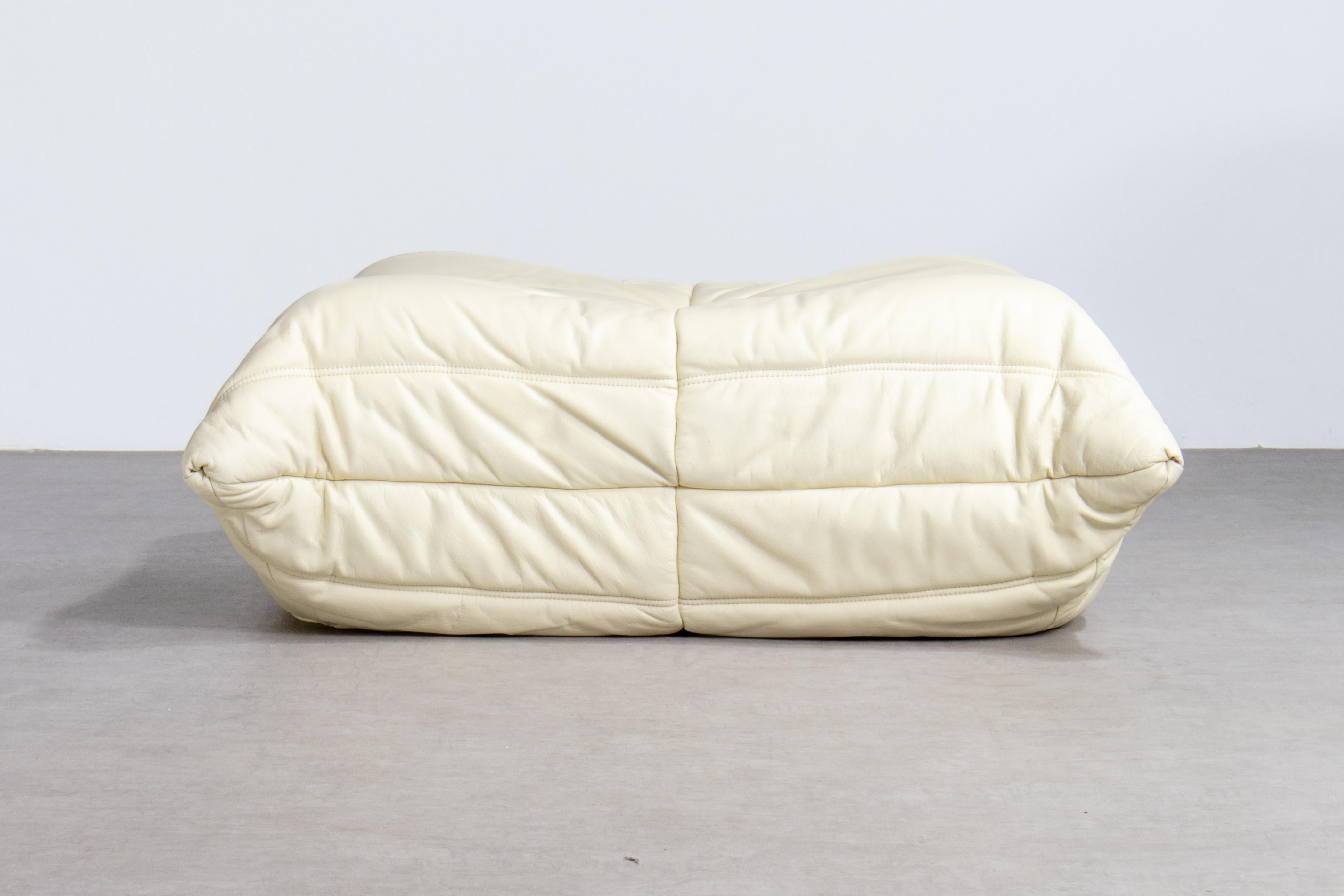 Set Togo in pelle beige, 3 posti e ottomana anni '70 di Ducaroy per Ligne Roset in vendita 3