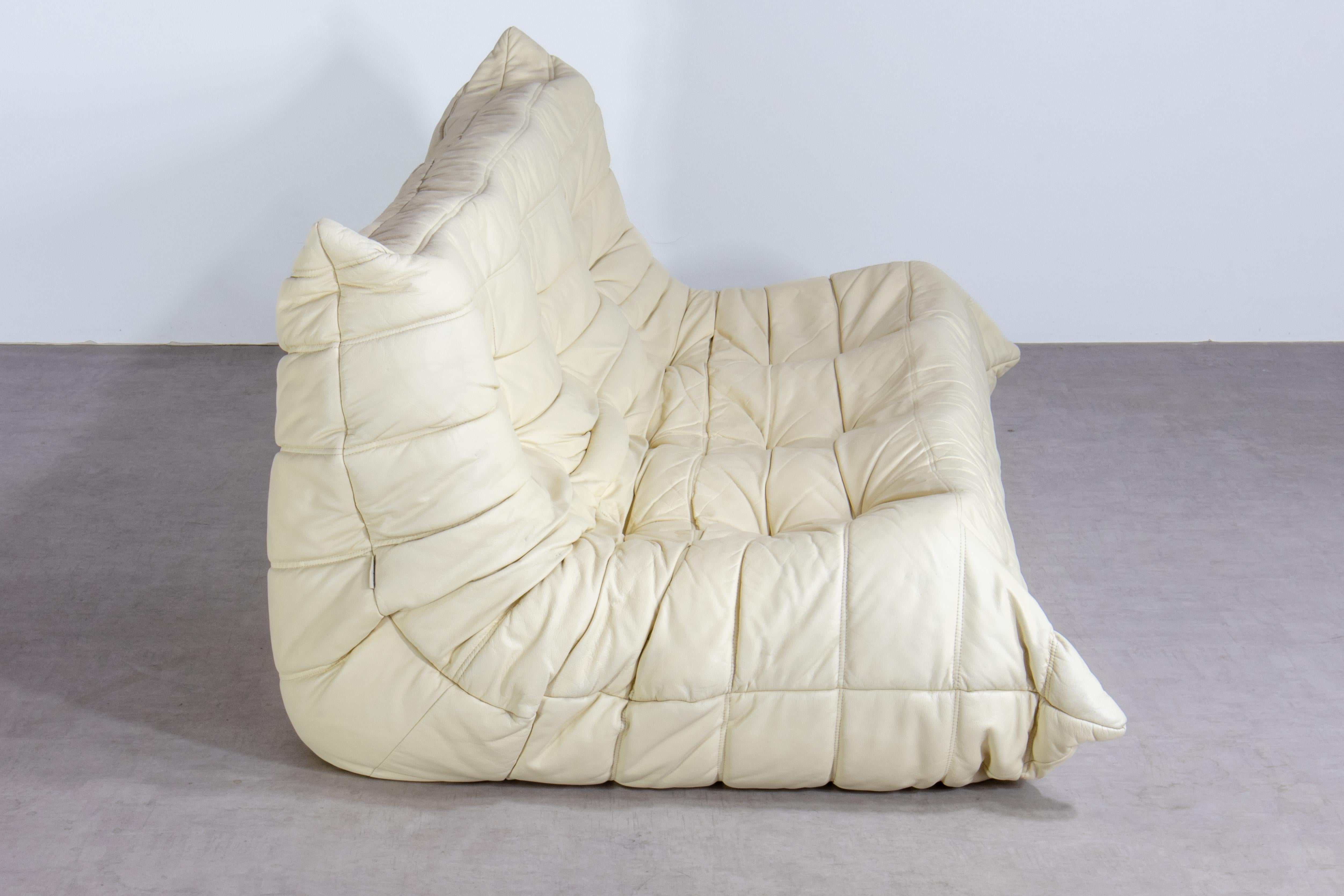 Set Togo in pelle beige, 3 posti e ottomana anni '70 di Ducaroy per Ligne Roset in vendita 5