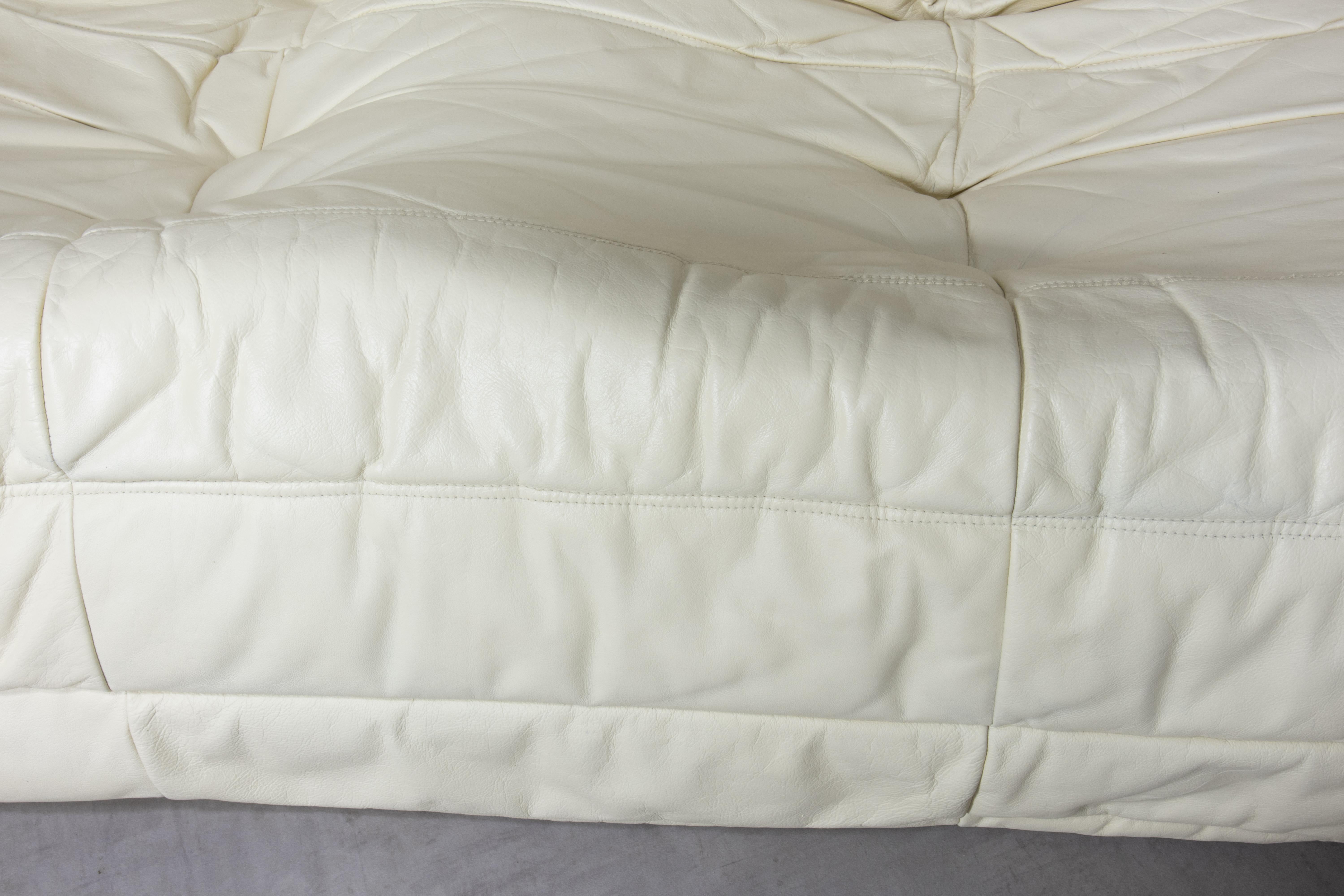Set Togo in pelle beige, 3 posti e ottomana anni '70 di Ducaroy per Ligne Roset in vendita 7