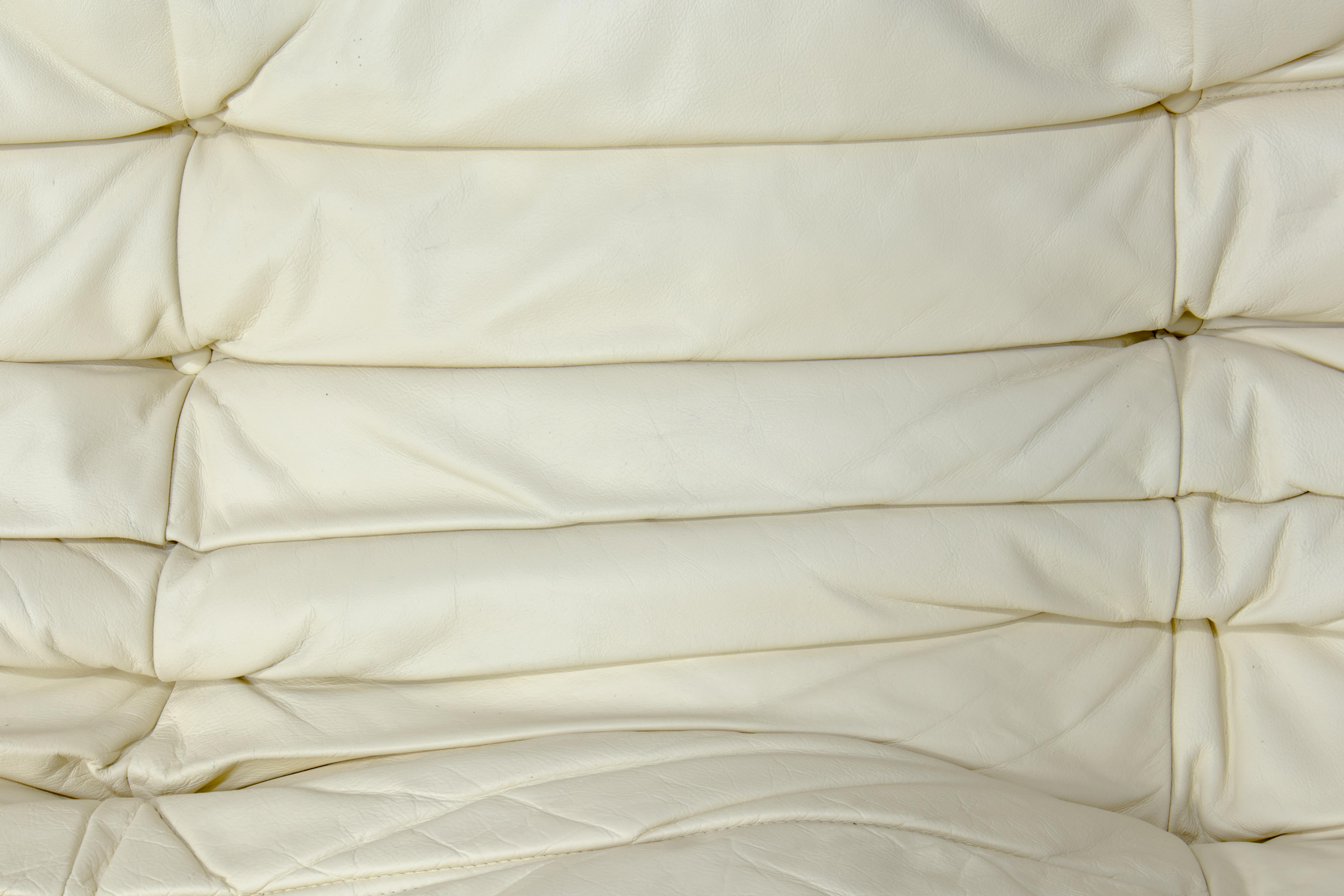 Set Togo in pelle beige, 3 posti e ottomana anni '70 di Ducaroy per Ligne Roset in vendita 8