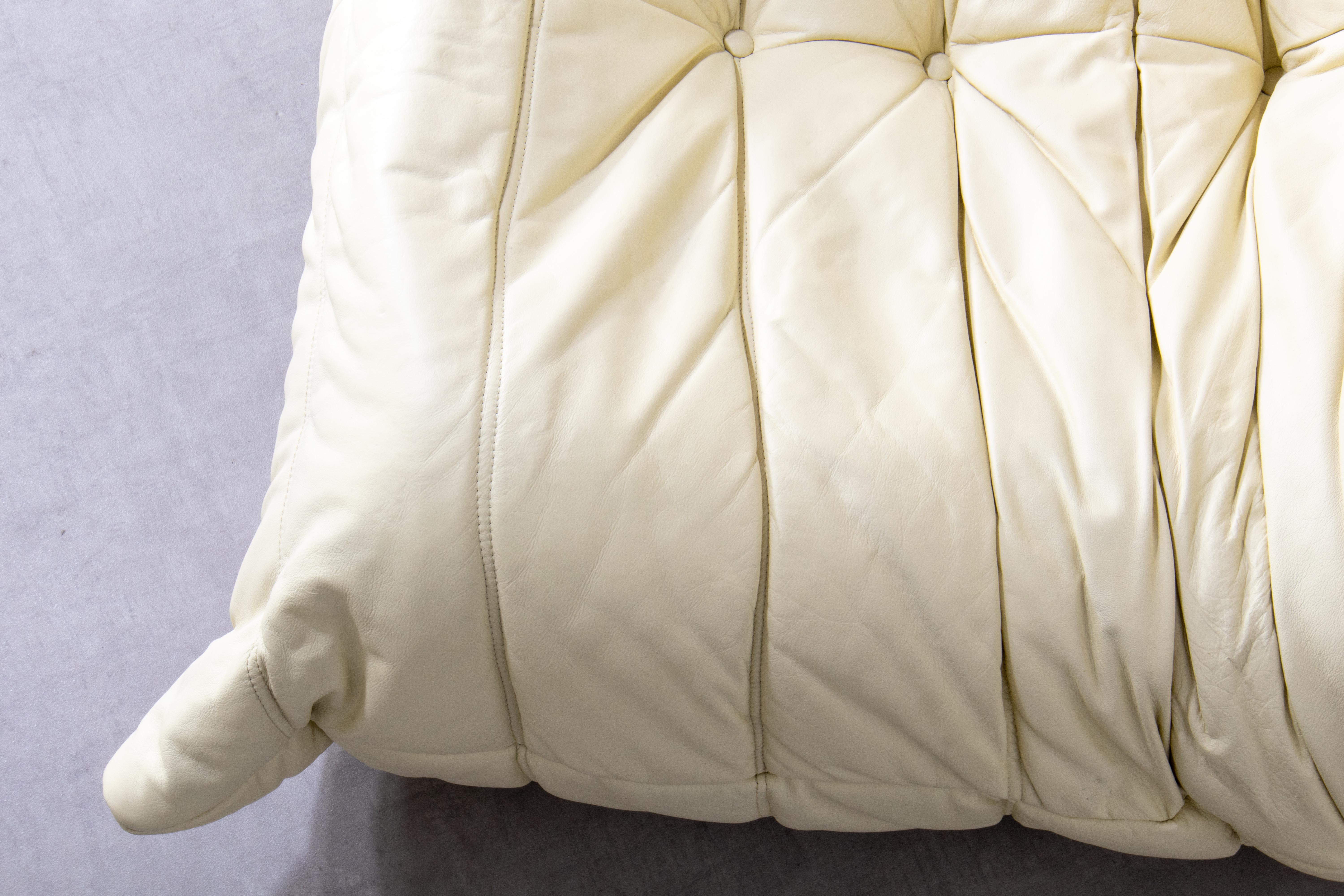 Set Togo in pelle beige, 3 posti e ottomana anni '70 di Ducaroy per Ligne Roset in vendita 9
