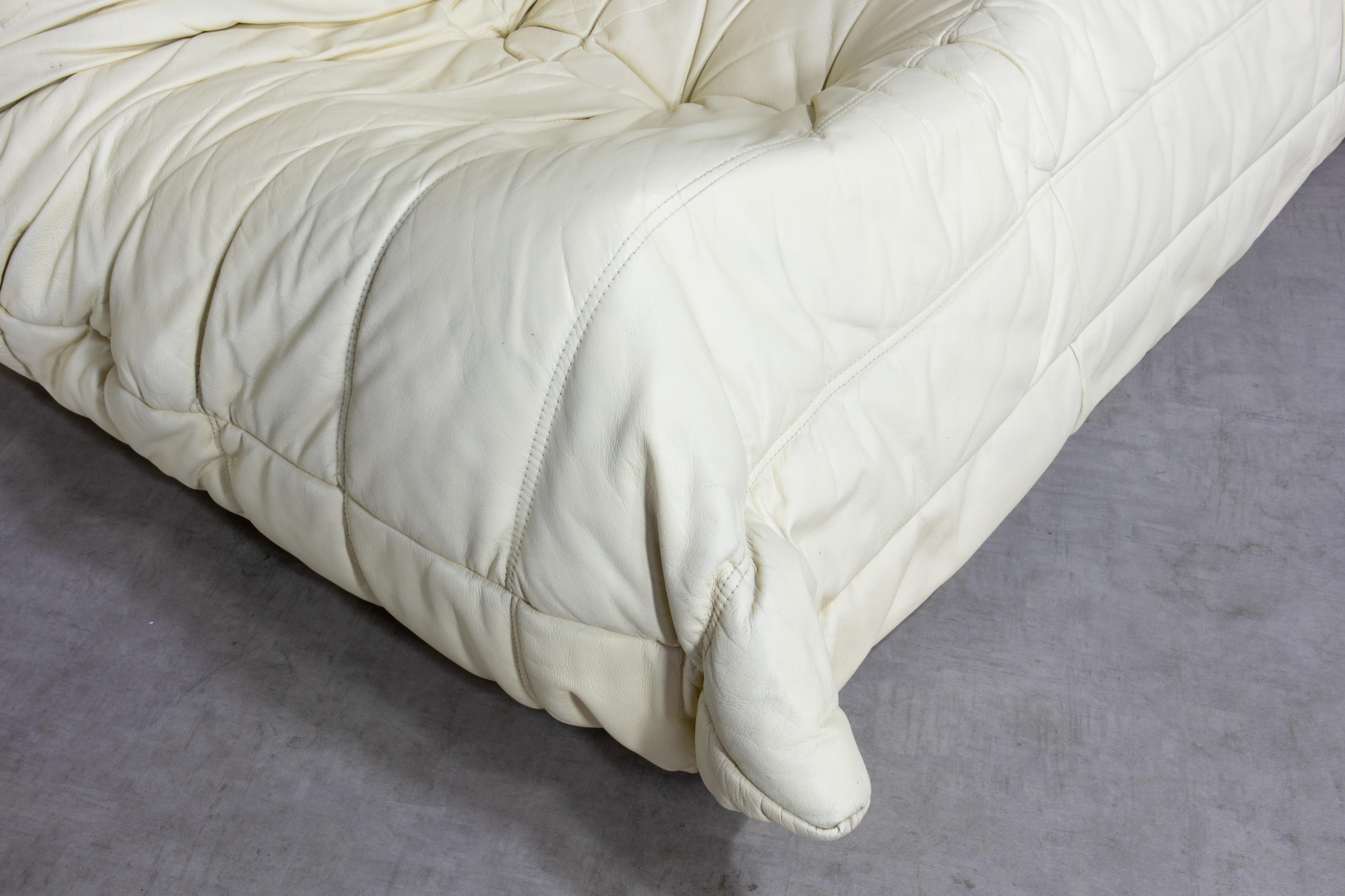 Set Togo in pelle beige, 3 posti e ottomana anni '70 di Ducaroy per Ligne Roset in vendita 13