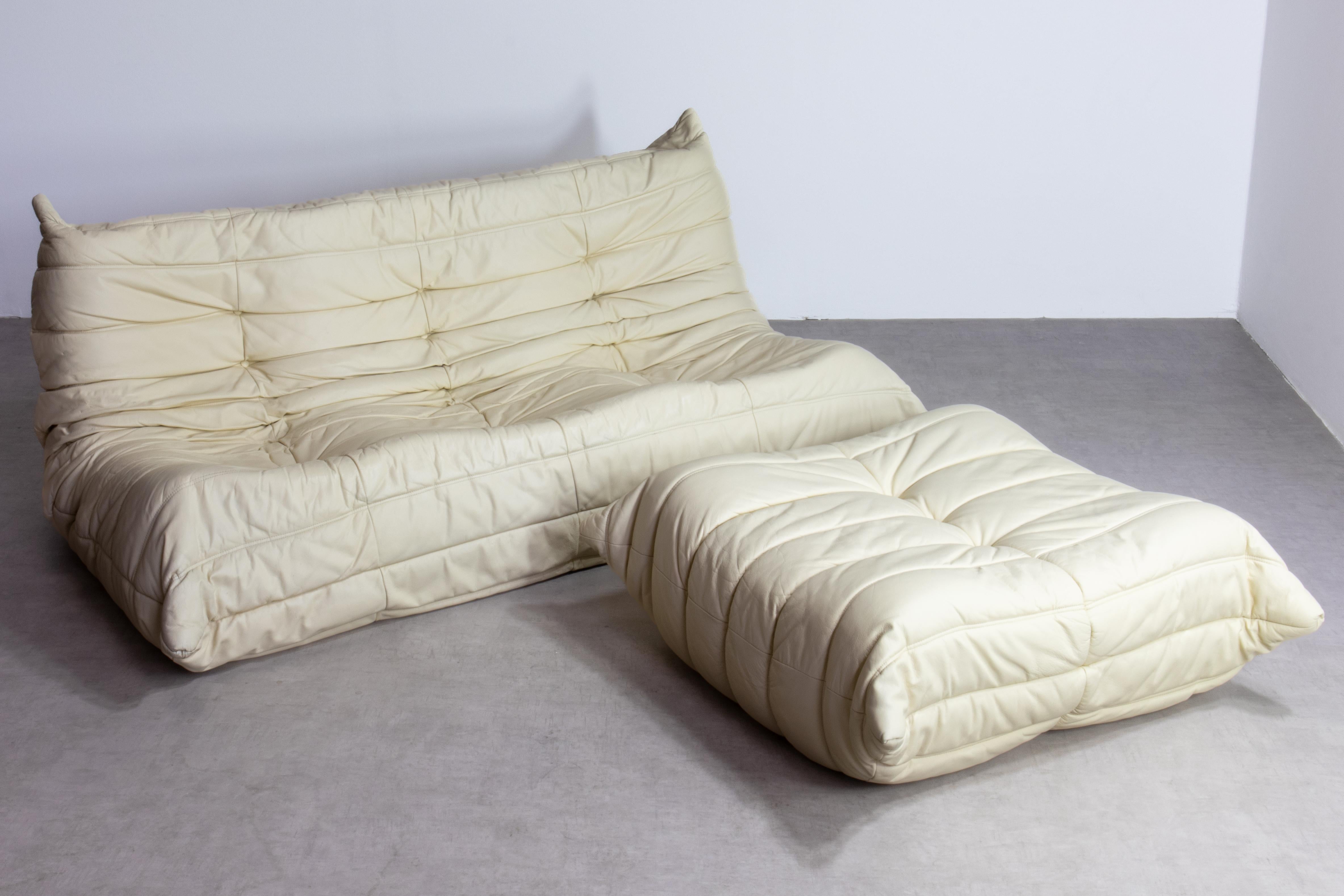 Organico moderno Set Togo in pelle beige, 3 posti e ottomana anni '70 di Ducaroy per Ligne Roset in vendita