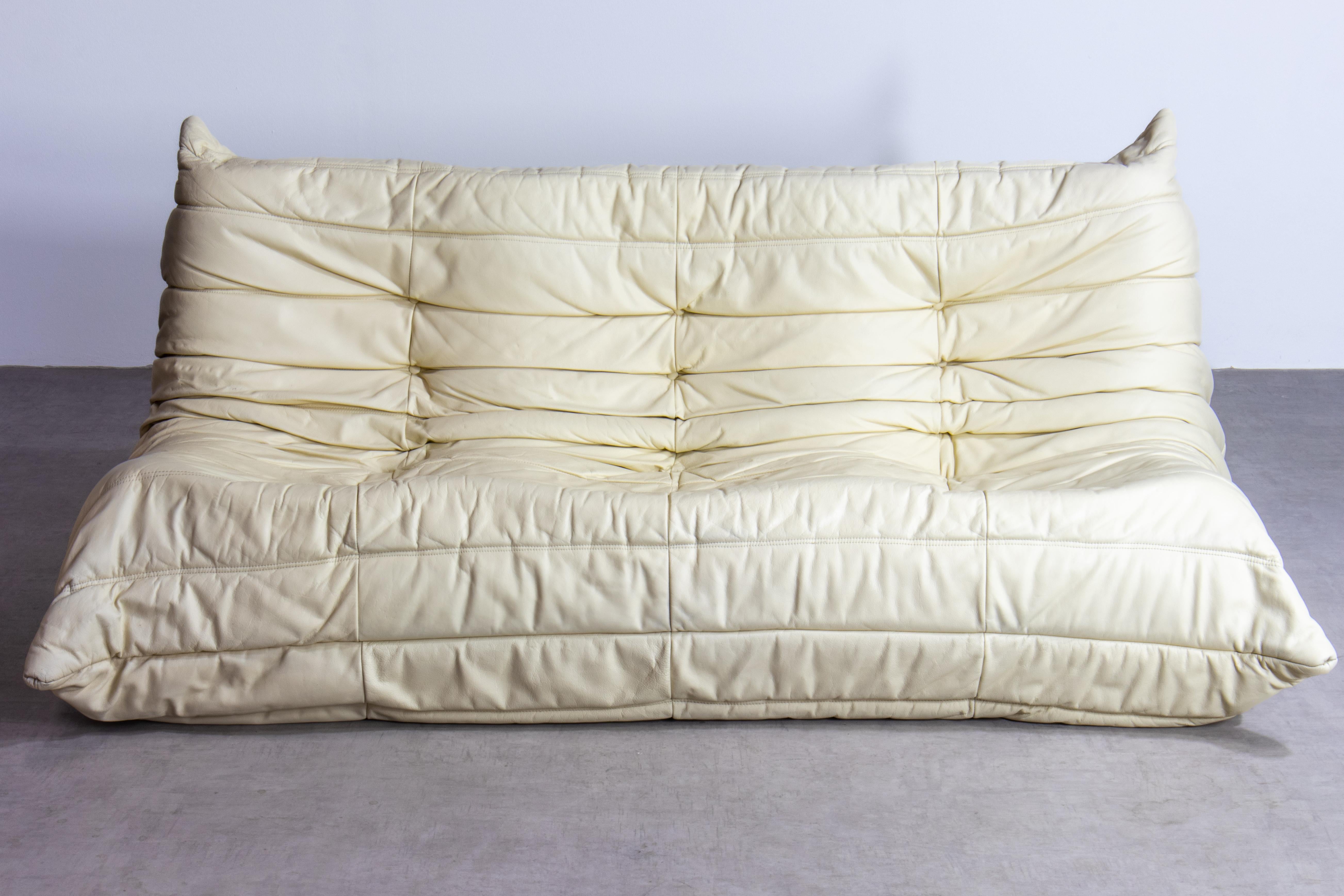 Francese Set Togo in pelle beige, 3 posti e ottomana anni '70 di Ducaroy per Ligne Roset in vendita