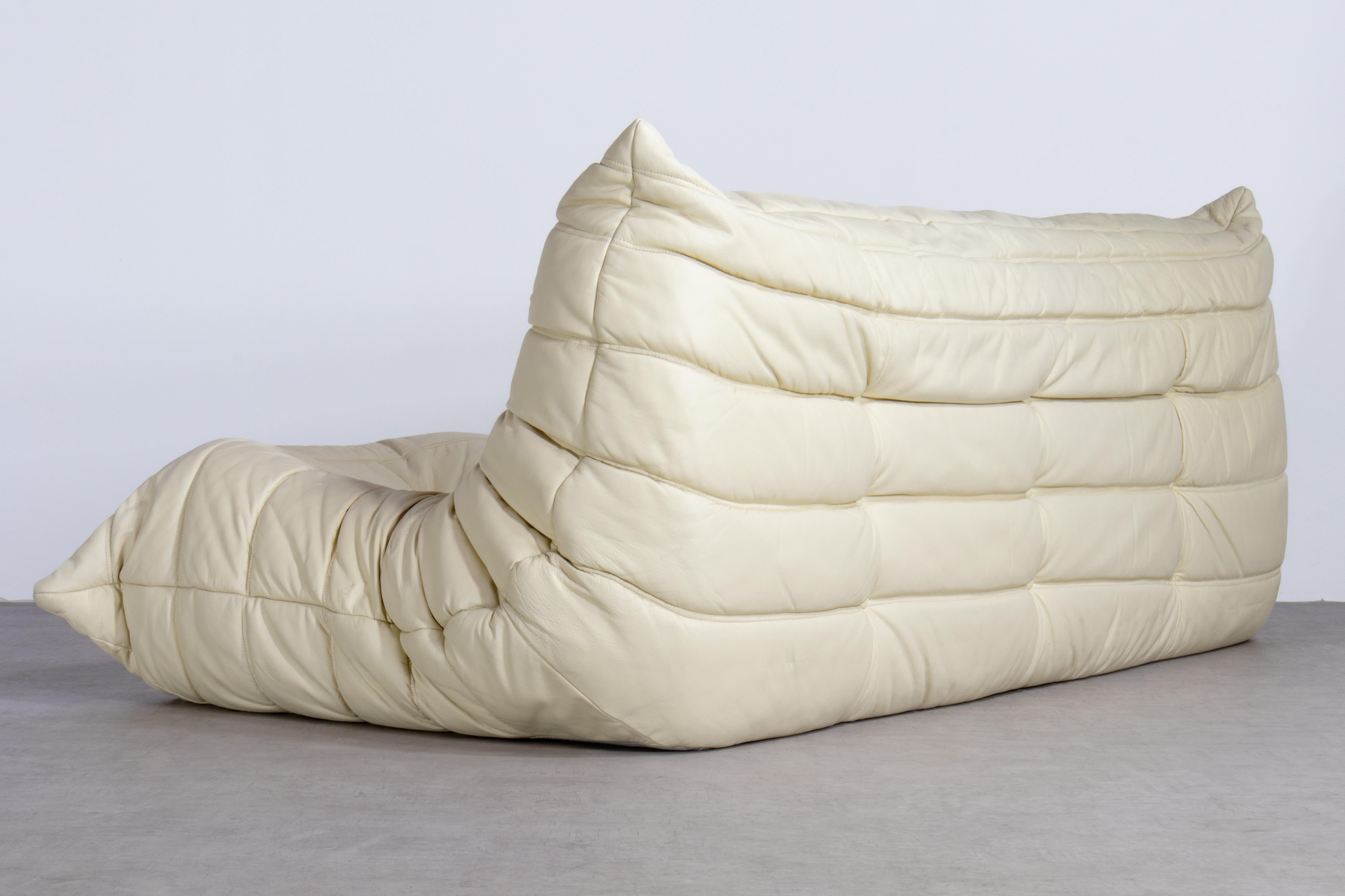 XX secolo Set Togo in pelle beige, 3 posti e ottomana anni '70 di Ducaroy per Ligne Roset in vendita