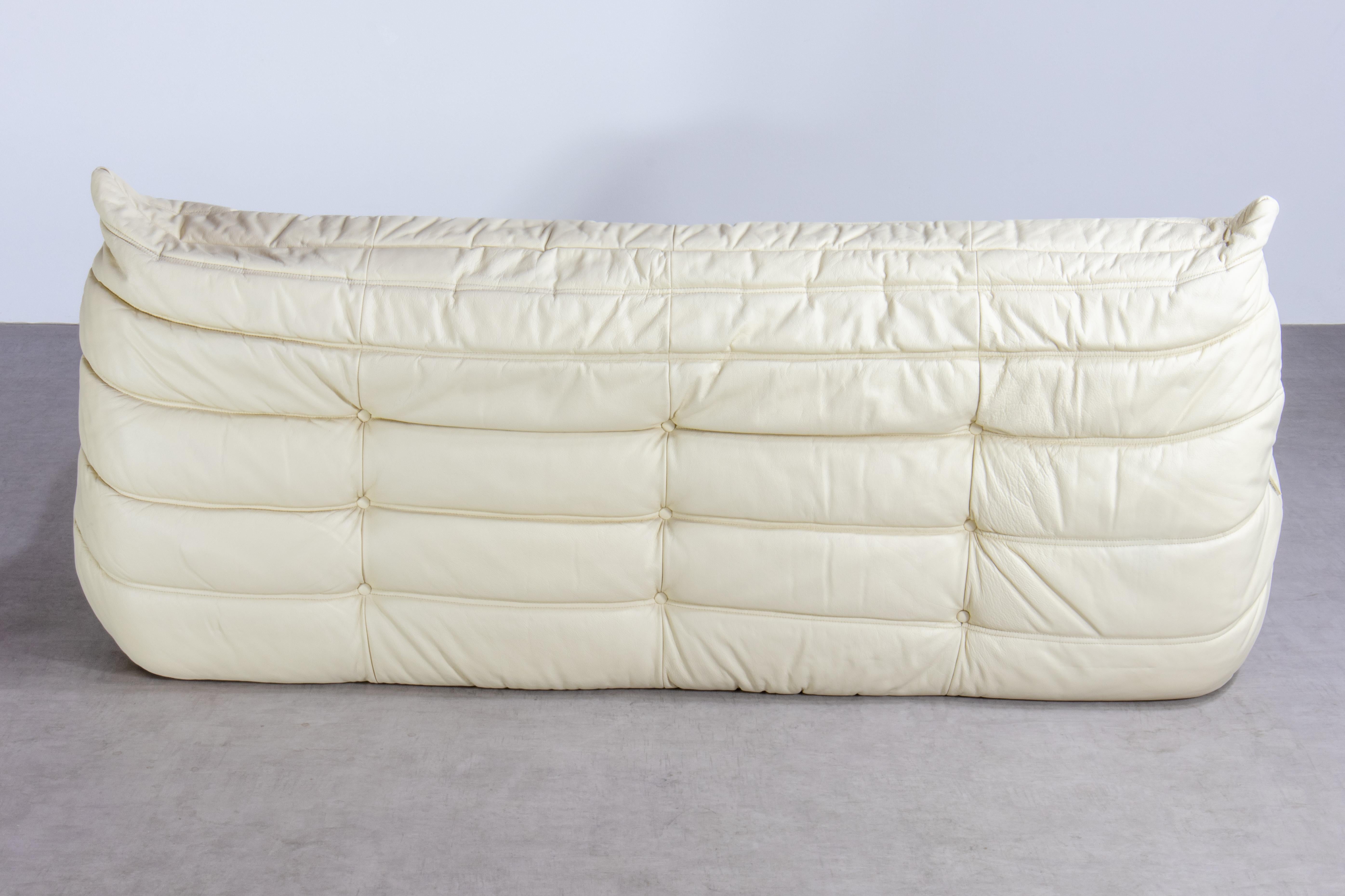 Pelle Set Togo in pelle beige, 3 posti e ottomana anni '70 di Ducaroy per Ligne Roset in vendita