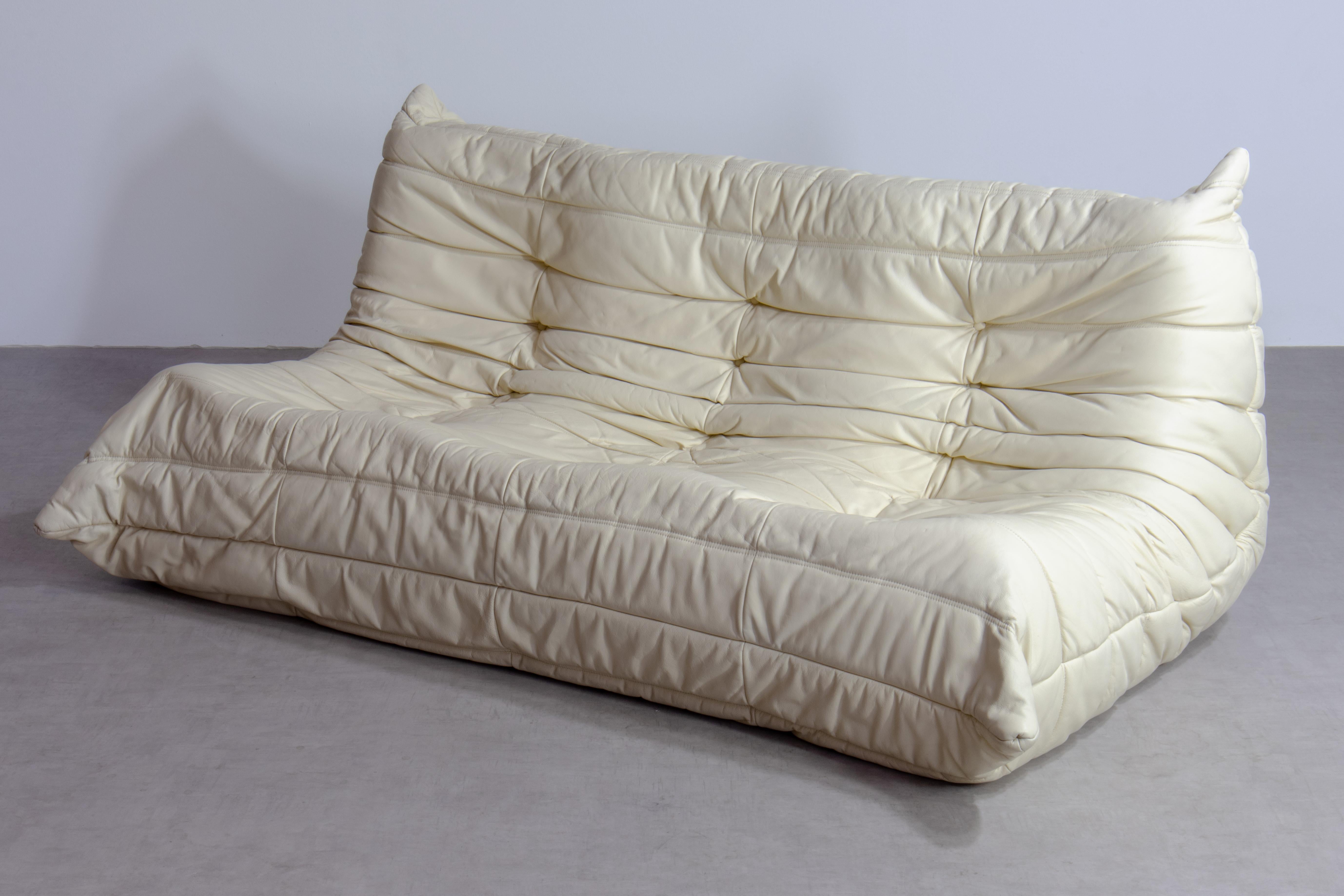 Set Togo in pelle beige, 3 posti e ottomana anni '70 di Ducaroy per Ligne Roset in vendita 1