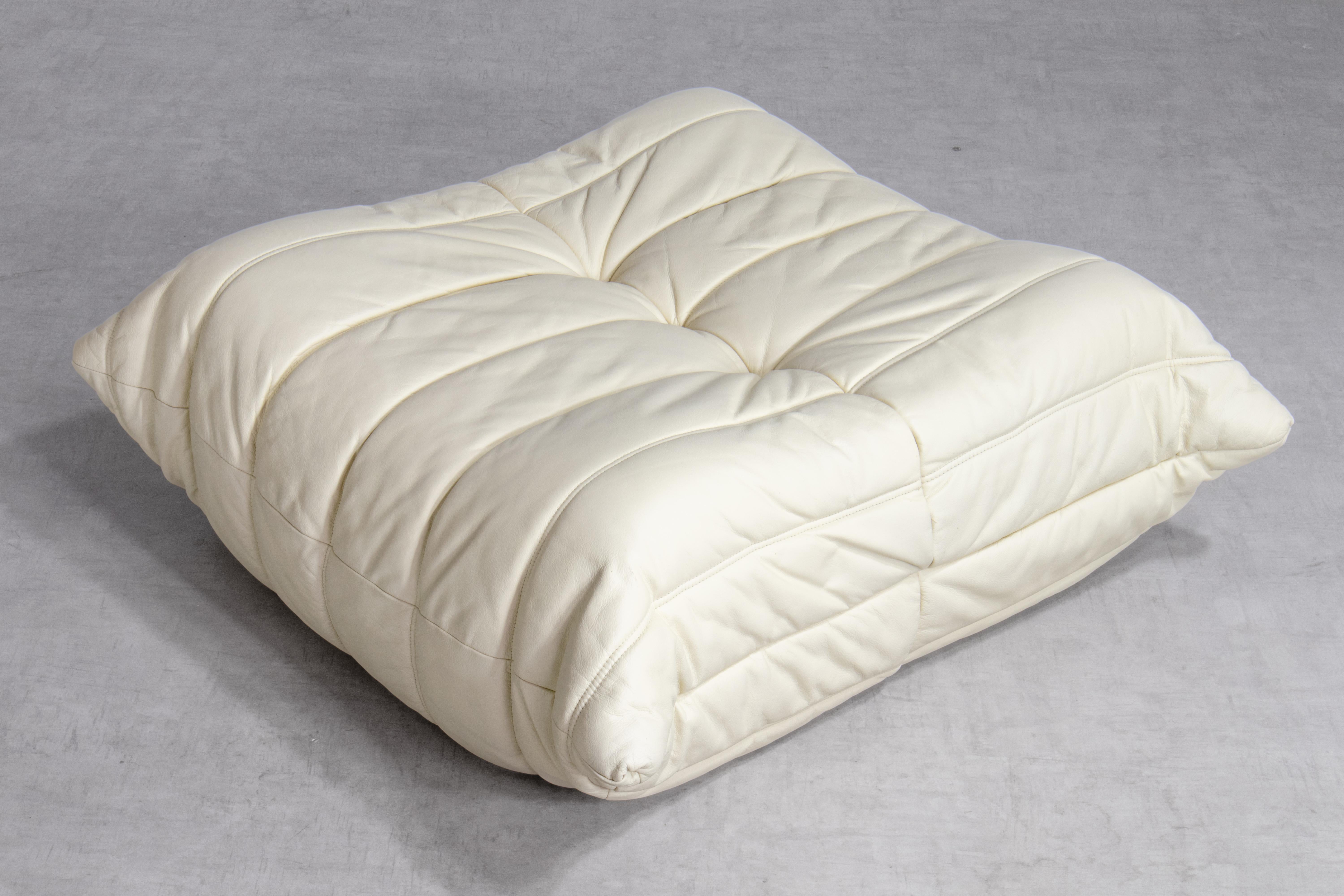 Set Togo in pelle beige, 3 posti e ottomana anni '70 di Ducaroy per Ligne Roset in vendita 2