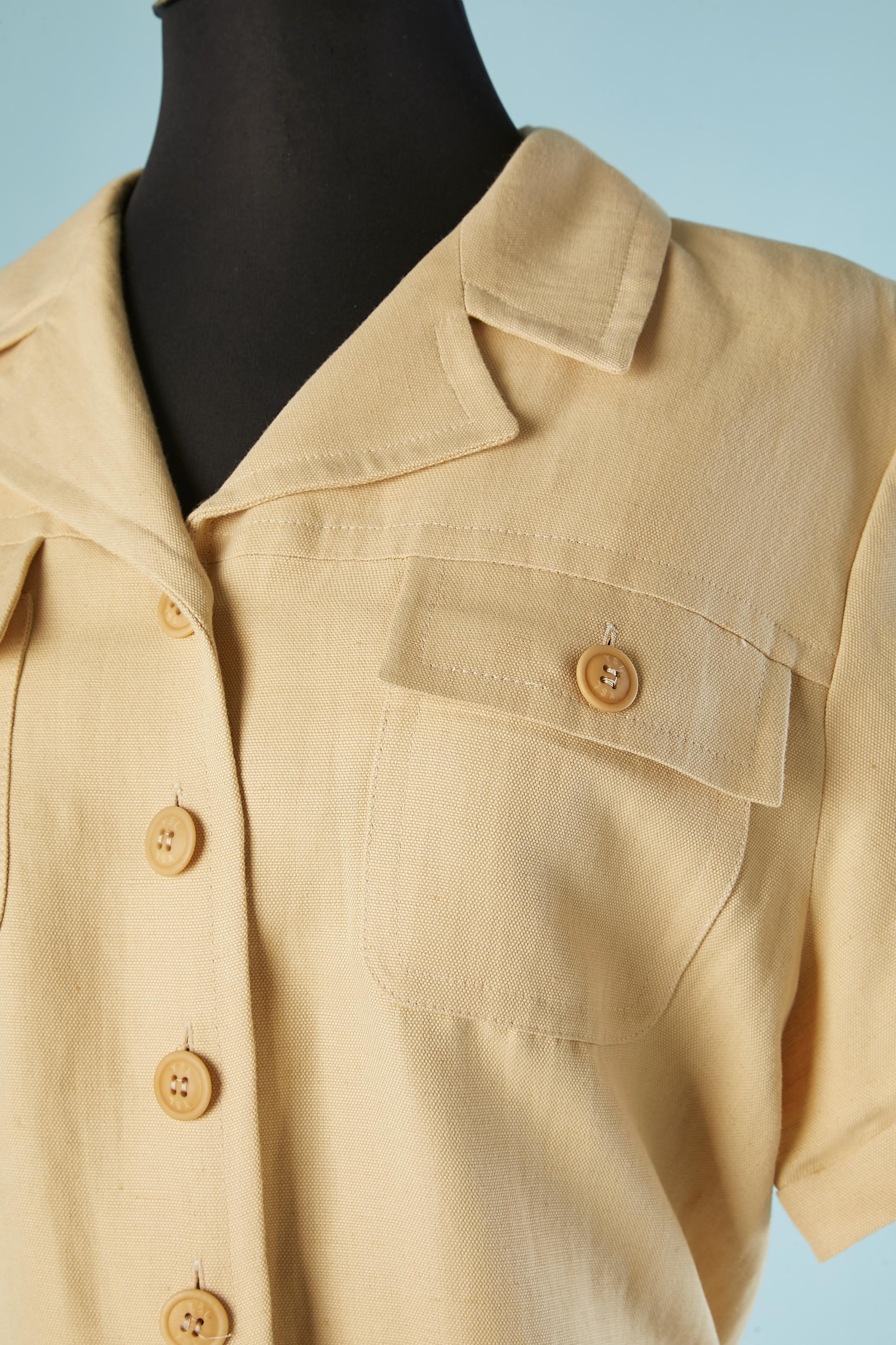 Robe de safari en lin et coton beige avec poches et ceinture. Boutons de la marque, pas de doublure. Une boucle de ceinture.
TAILLE L 