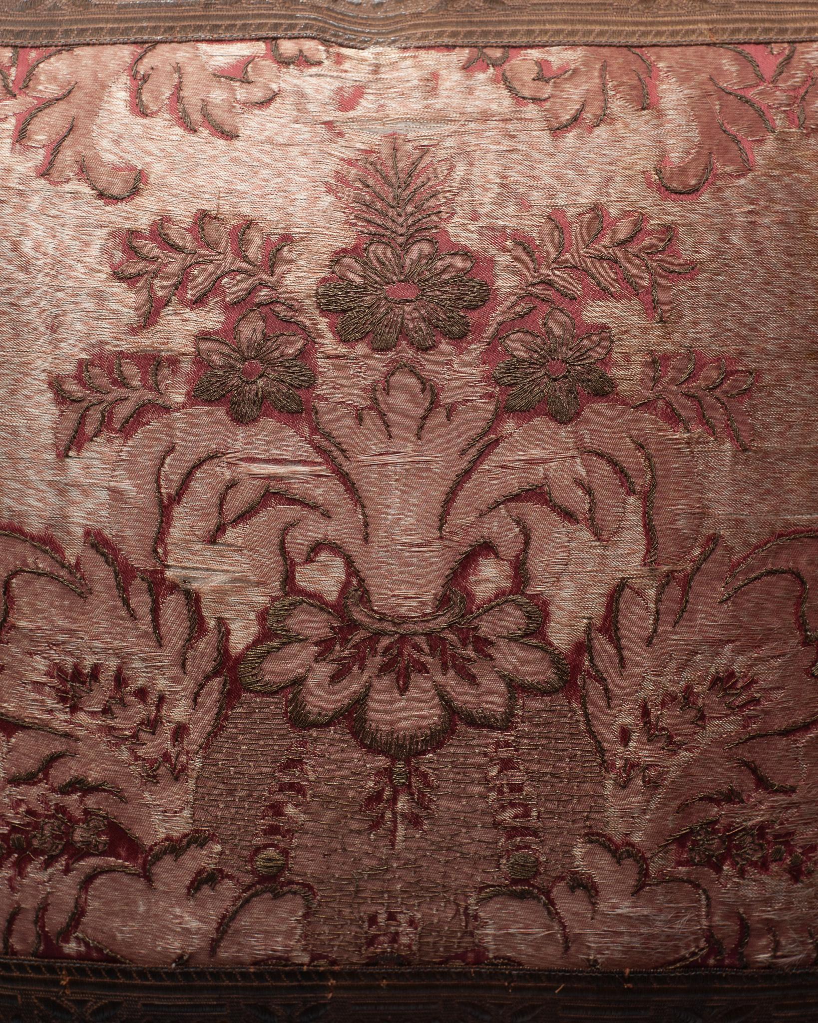 Leinenkissen in Beige mit rotem, antik besticktem Textilpaneel im Zustand „Gut“ im Angebot in Toronto, ON