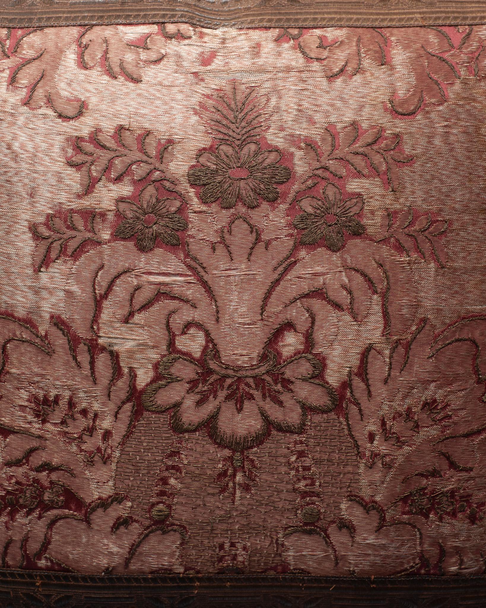 Coussin en lin beige avec panneau de textile brodé rouge ancien Bon état - En vente à Toronto, ON