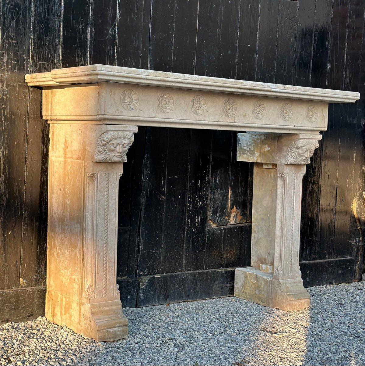 Beigefarbener Lumel-Marmor-Kamin im neugotischen Stil CIRCA 1880 

Abmessungen der Feuerstelle: 90 x 96cm