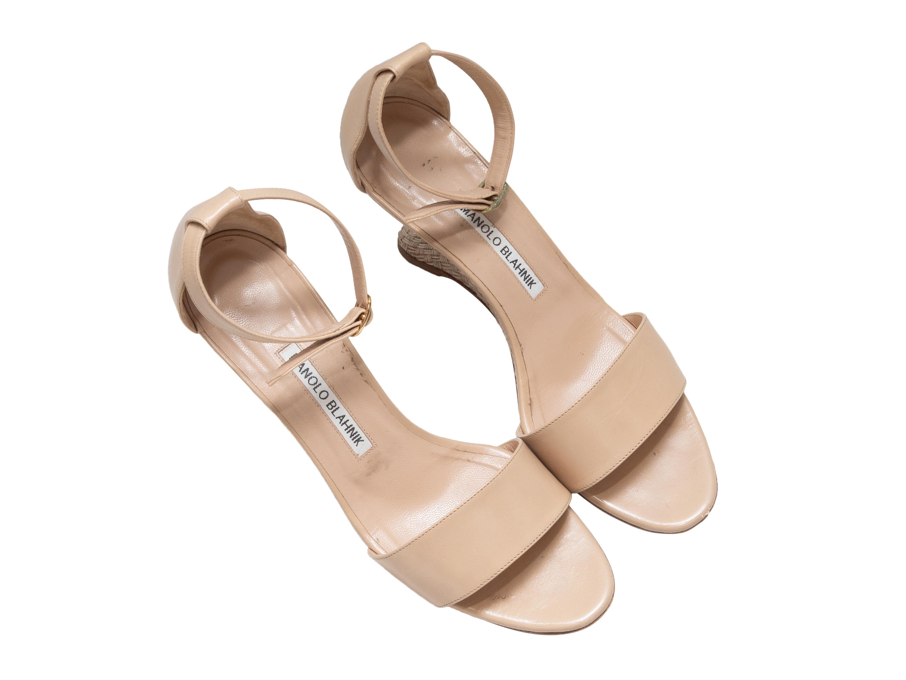 Sandalias de cuña con tira en el tobillo de piel beige de Manolo Blahnik. Ribete de yute en los talones. Cierres de hebilla dorada en las tiras del tobillo. Tacón de 3.25 cm de altura.

Diseñador Talla: 38.5
Talla recomendada en EE.UU.: 8.5

