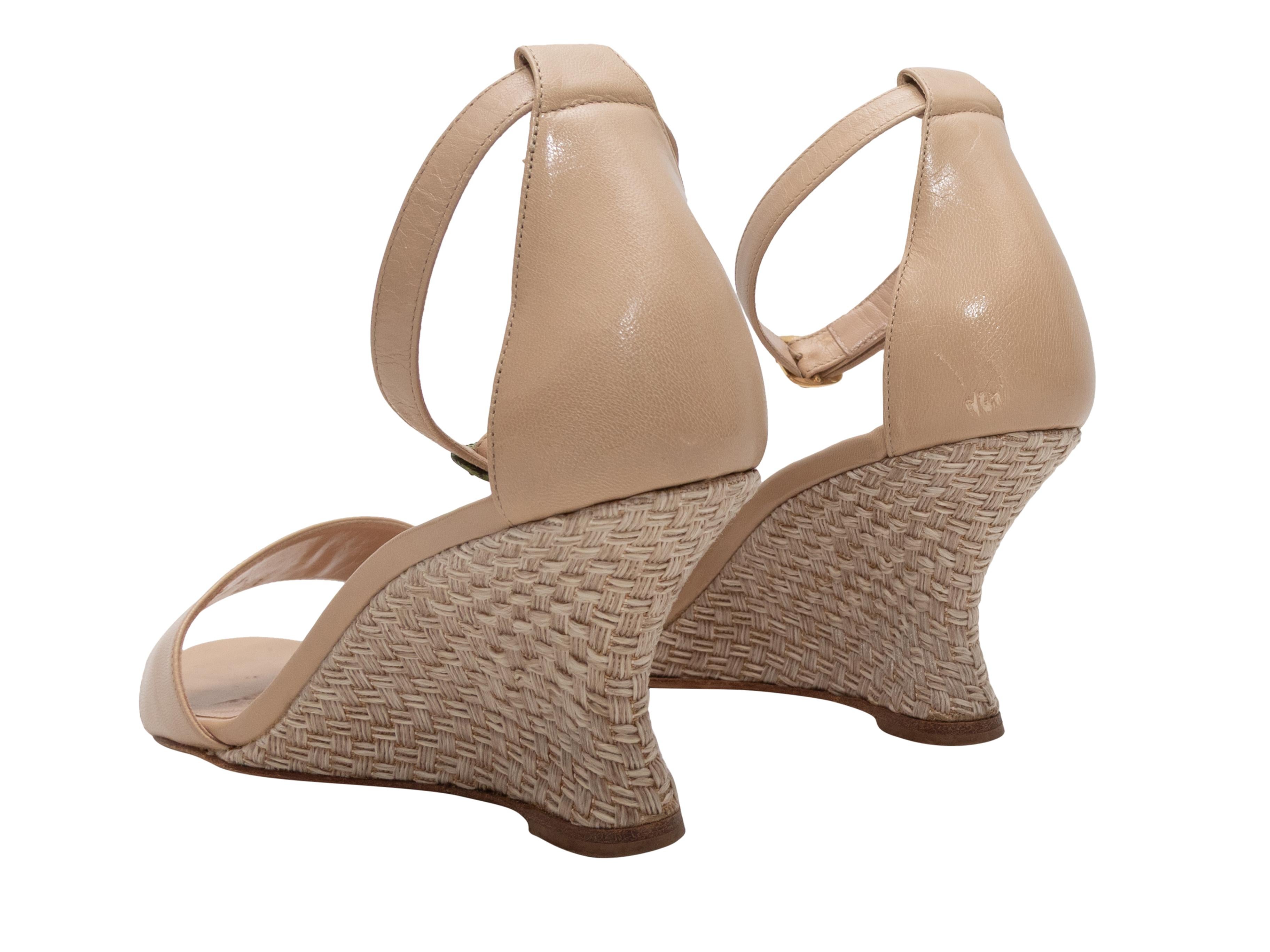 Sandalias de cuña con tira al tobillo Manolo Blahnik beige talla 38,5 en Bueno estado para la venta en New York, NY