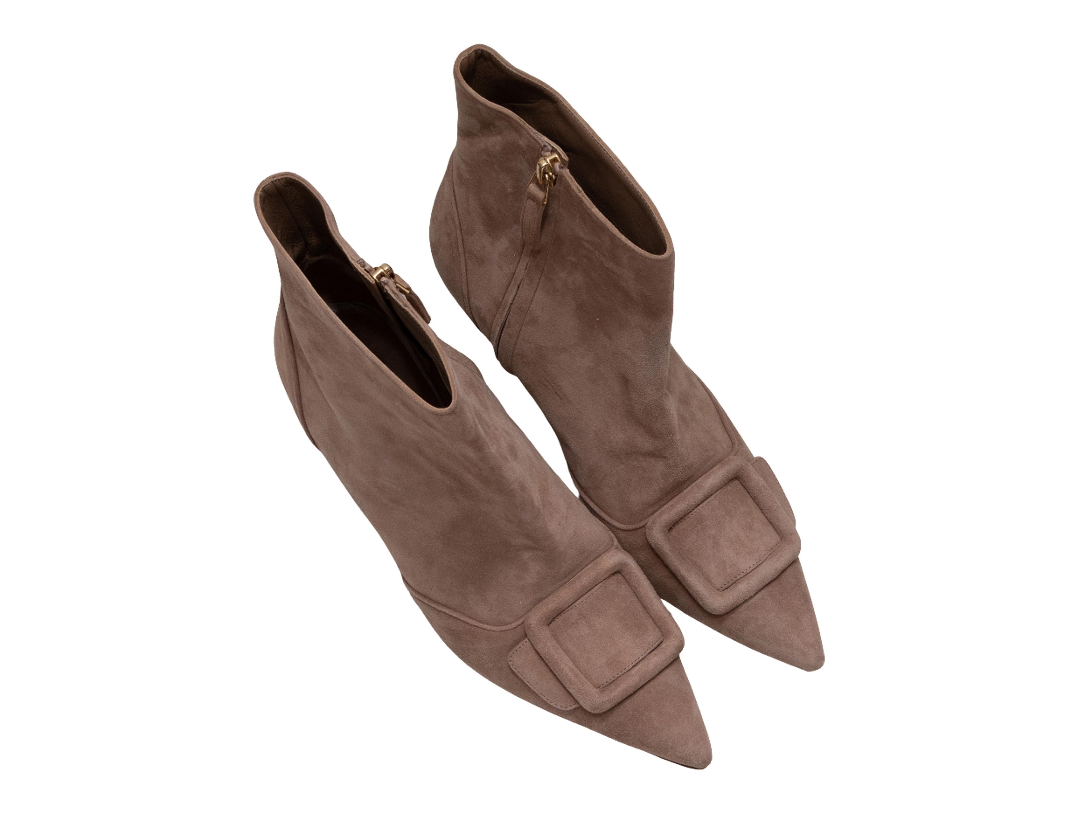 Dettagli prodotto: Stivaletti a punta in pelle scamosciata beige di Manolo Blahnik. Fibbie tono su tono sulla parte superiore. Chiusura con zip ai lati interni. Altezza del gambo 5,75