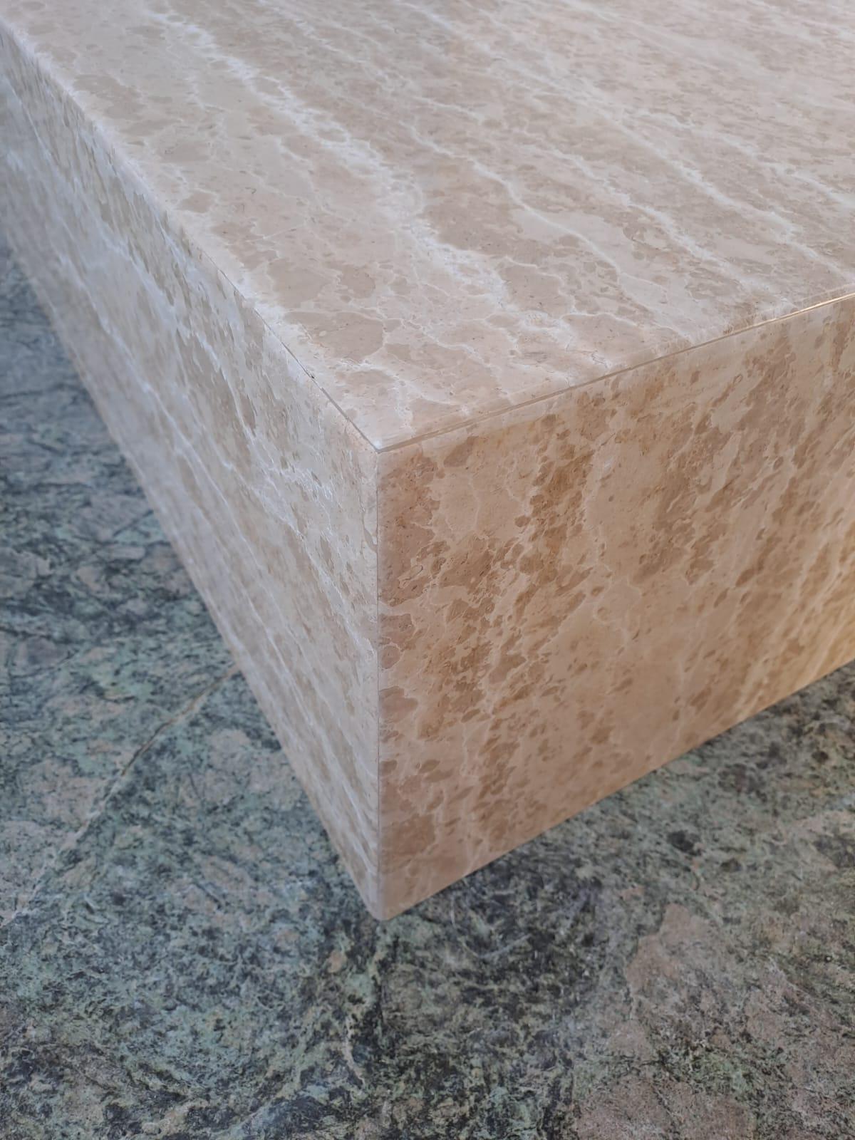 italien Table basse en marbre beige en vente