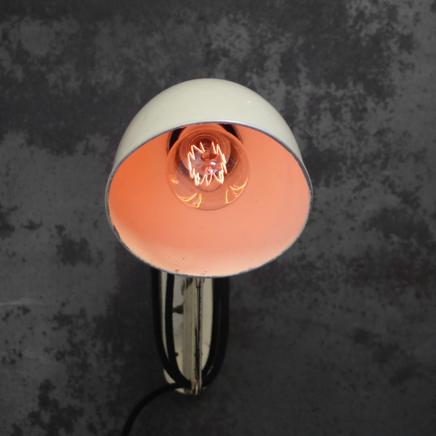 Beige Metal Vintage Industrial Scissor Scone Wall Light In Good Condition For Sale In Amsterdam, NL