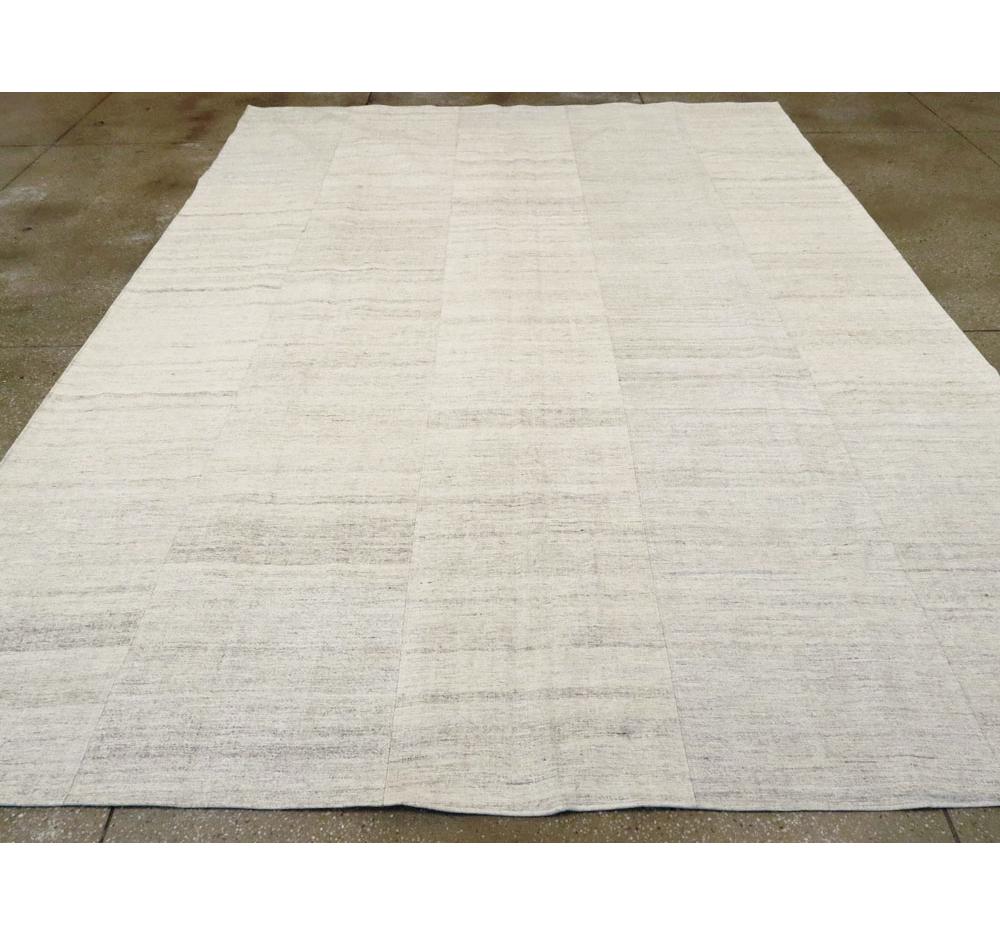 Beige Mid-20th Century Handmade Turkish Flatweave Kilim Room Size Carpet In Excellent Condition In New York, NY