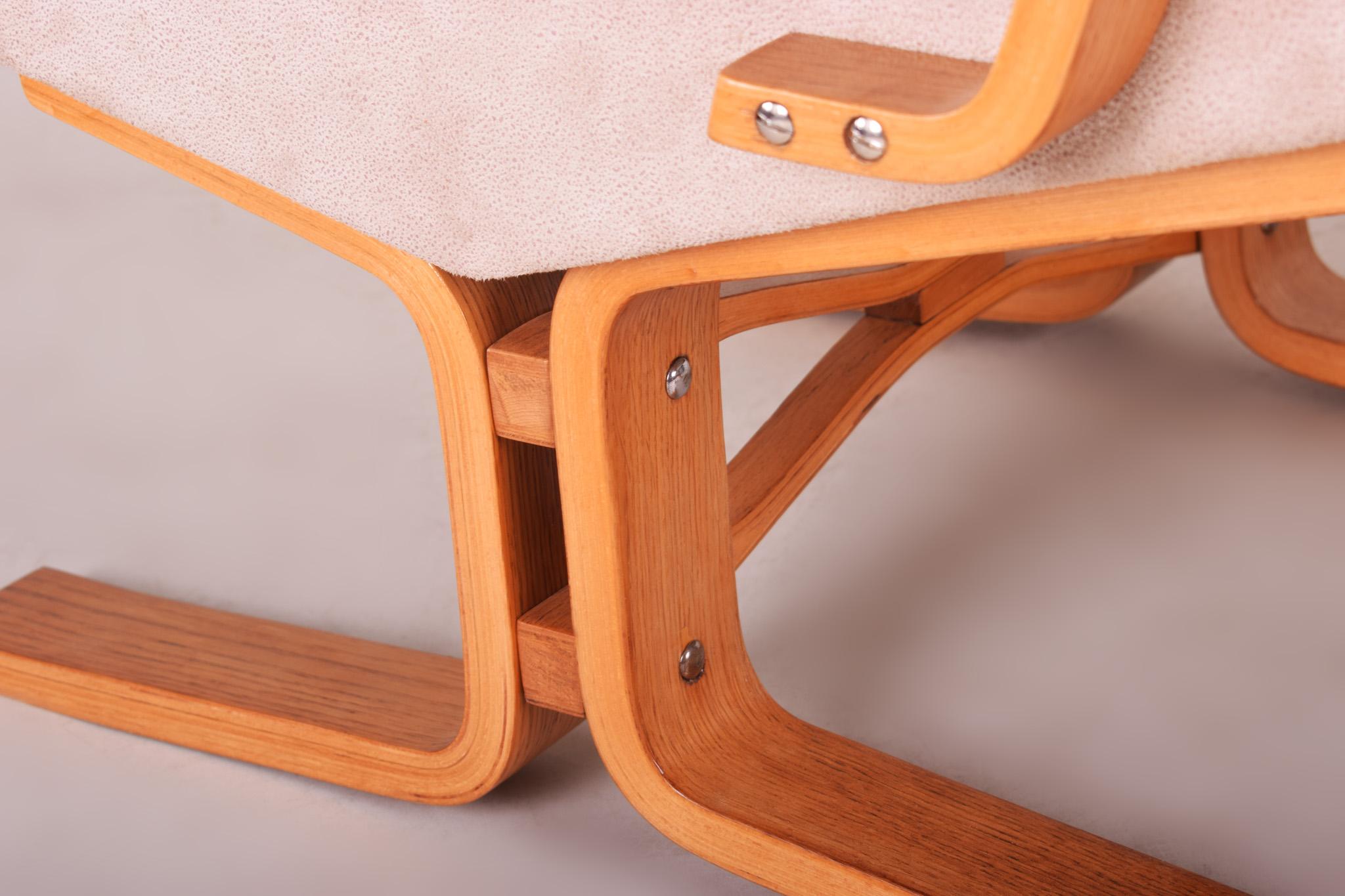 Beige Mid Century Armchair with Foot Stool Made in the 1960s, Refurbished In Good Condition For Sale In Brandys nad Labem, Středočeský kraj