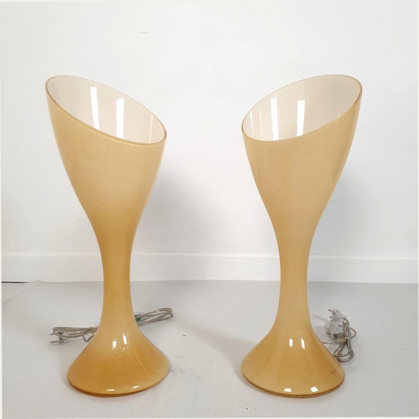Pair of beige Murano glass Mid Century Modern table lamps stamped Vistosi, Italy 1980s.
The Murano lamps are made of a double layered glass: beige outside and white inside.
They have an organic shape, giving them a mid-century modern or space age