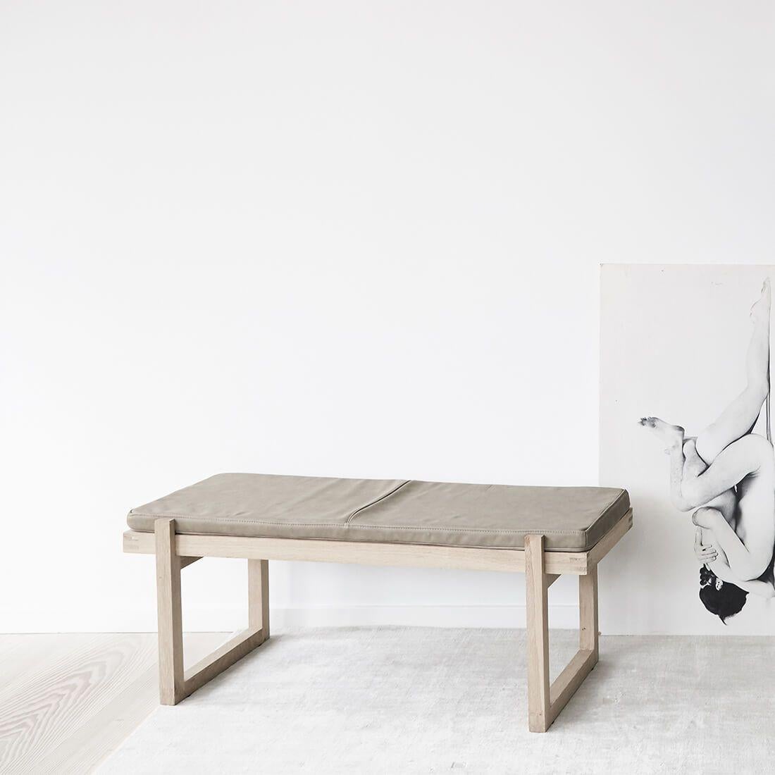 Beige minimalistische Bank von Kristina Dam Studio (Moderne) im Angebot