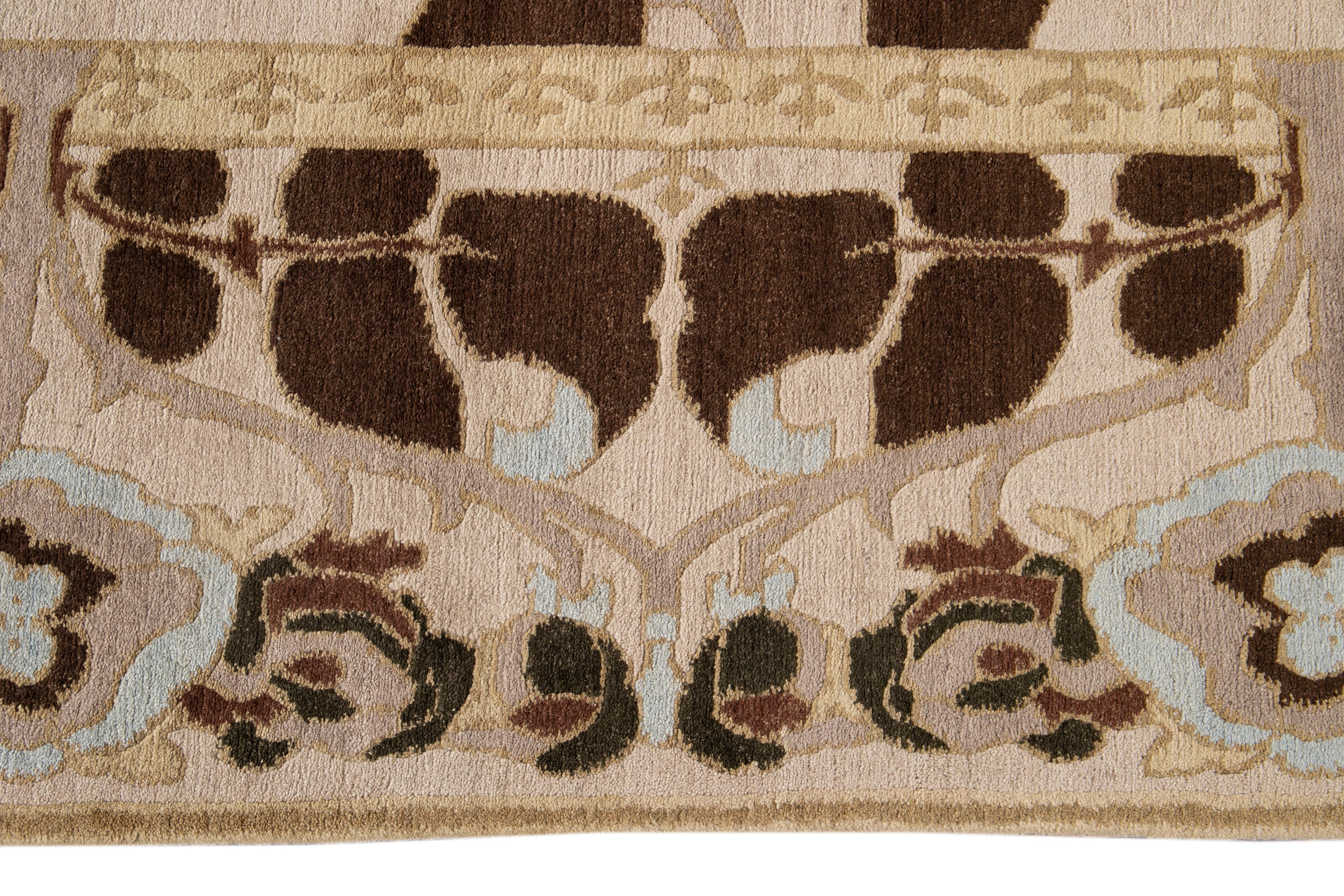 Moderner tibetischer Wollteppich im Art & Crafts-Stil in Beige (21. Jahrhundert und zeitgenössisch) im Angebot