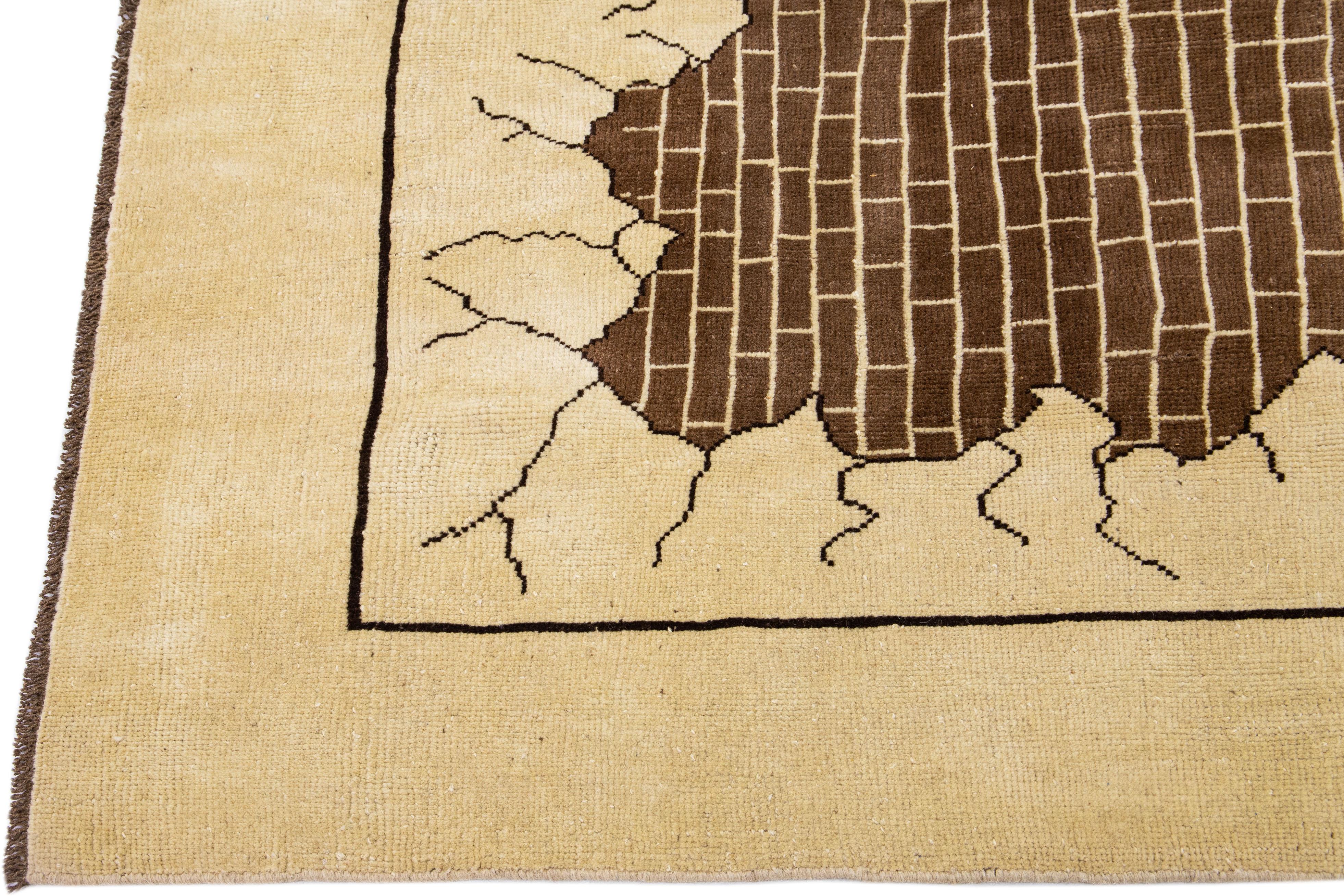 Afghan Tapis en laine beige de style Art déco moderne et artisanal conçu à la main par Apadana en vente
