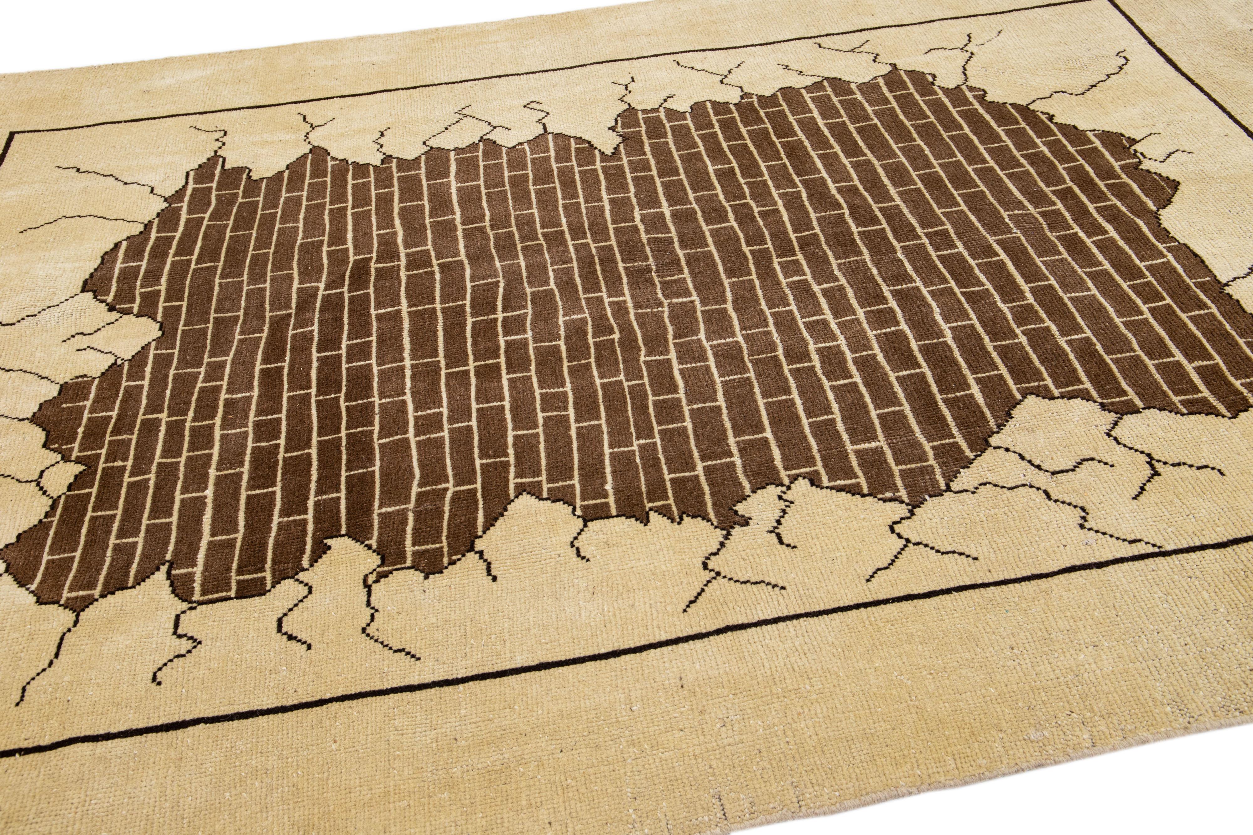 Noué à la main Tapis en laine beige de style Art déco moderne et artisanal conçu à la main par Apadana en vente