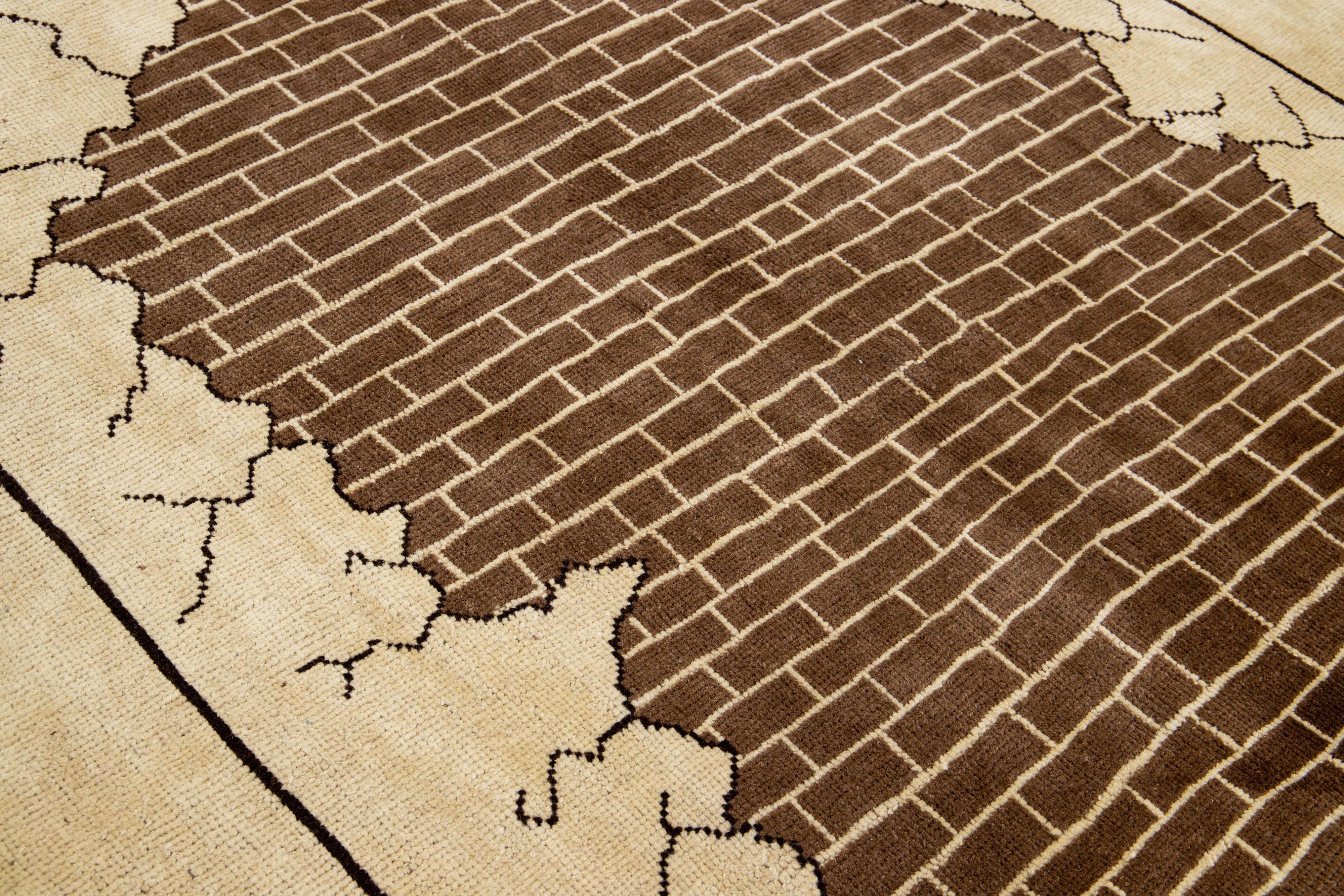 XXIe siècle et contemporain Tapis en laine beige de style Art déco moderne et artisanal conçu à la main par Apadana en vente