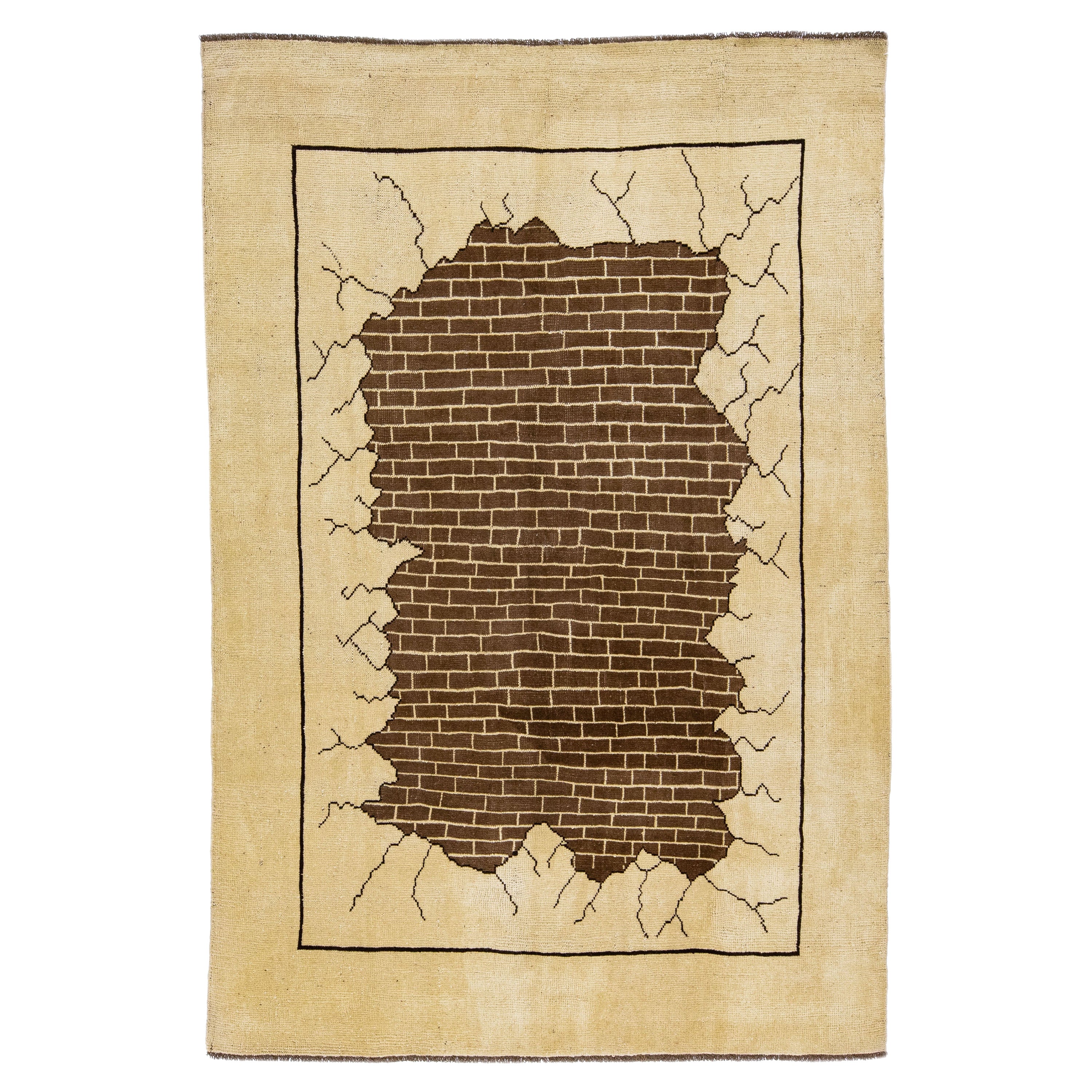 Tapis en laine beige de style Art déco moderne et artisanal conçu à la main par Apadana en vente