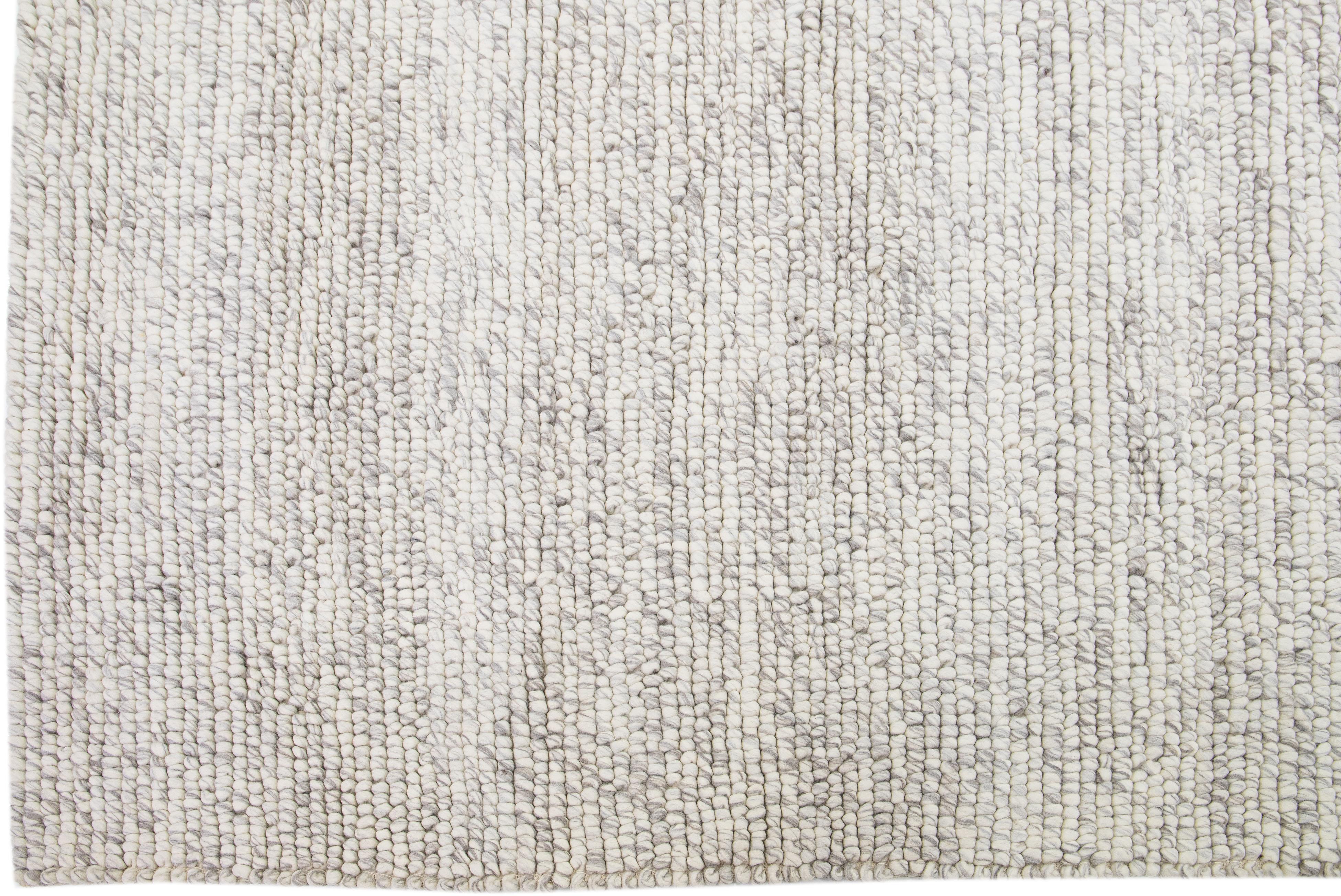 Beige Moderner Filzteppich aus texturierter Wolle von Apadana (Handgewebt) im Angebot