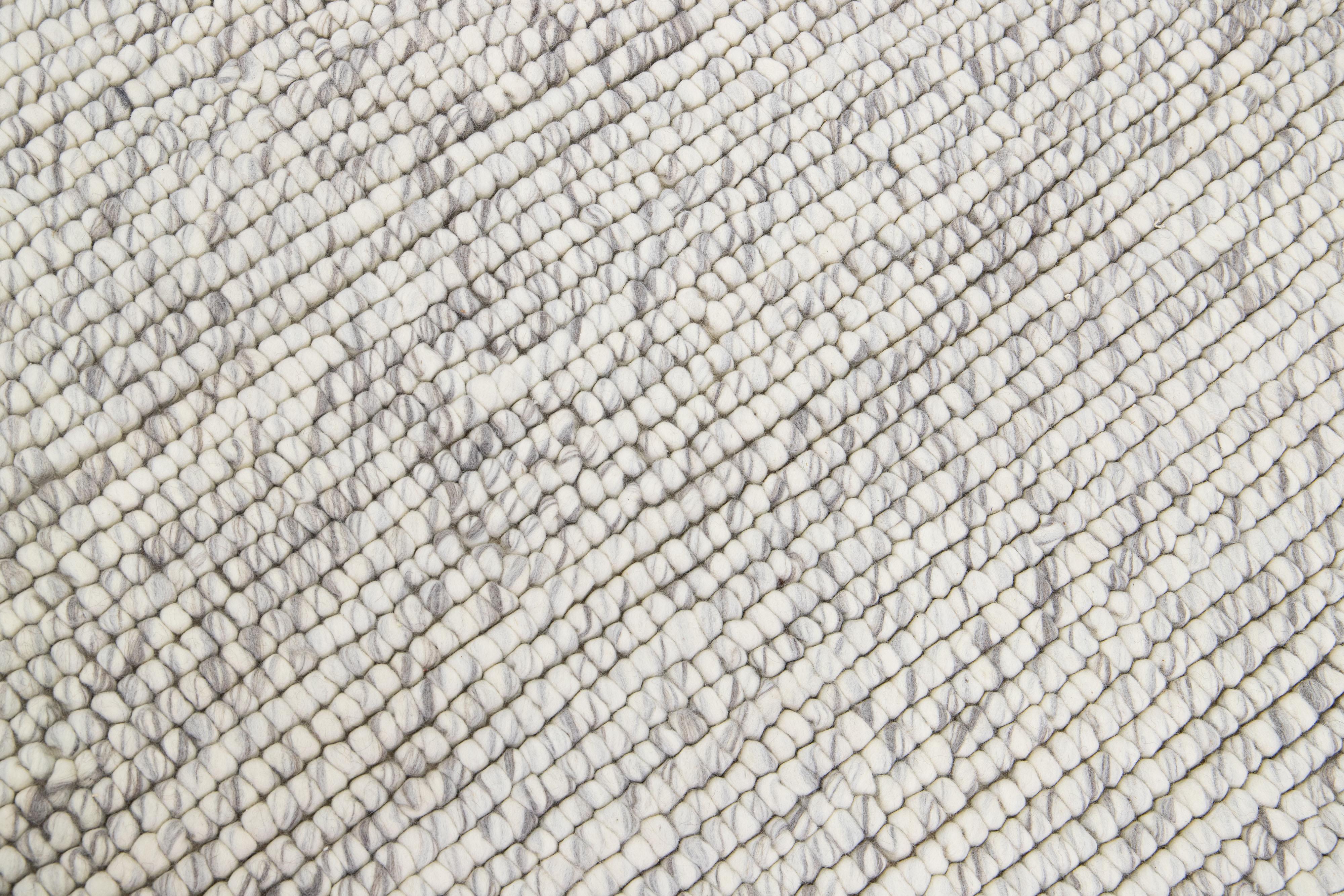 Beige Moderner Filzteppich aus texturierter Wolle von Apadana (21. Jahrhundert und zeitgenössisch) im Angebot