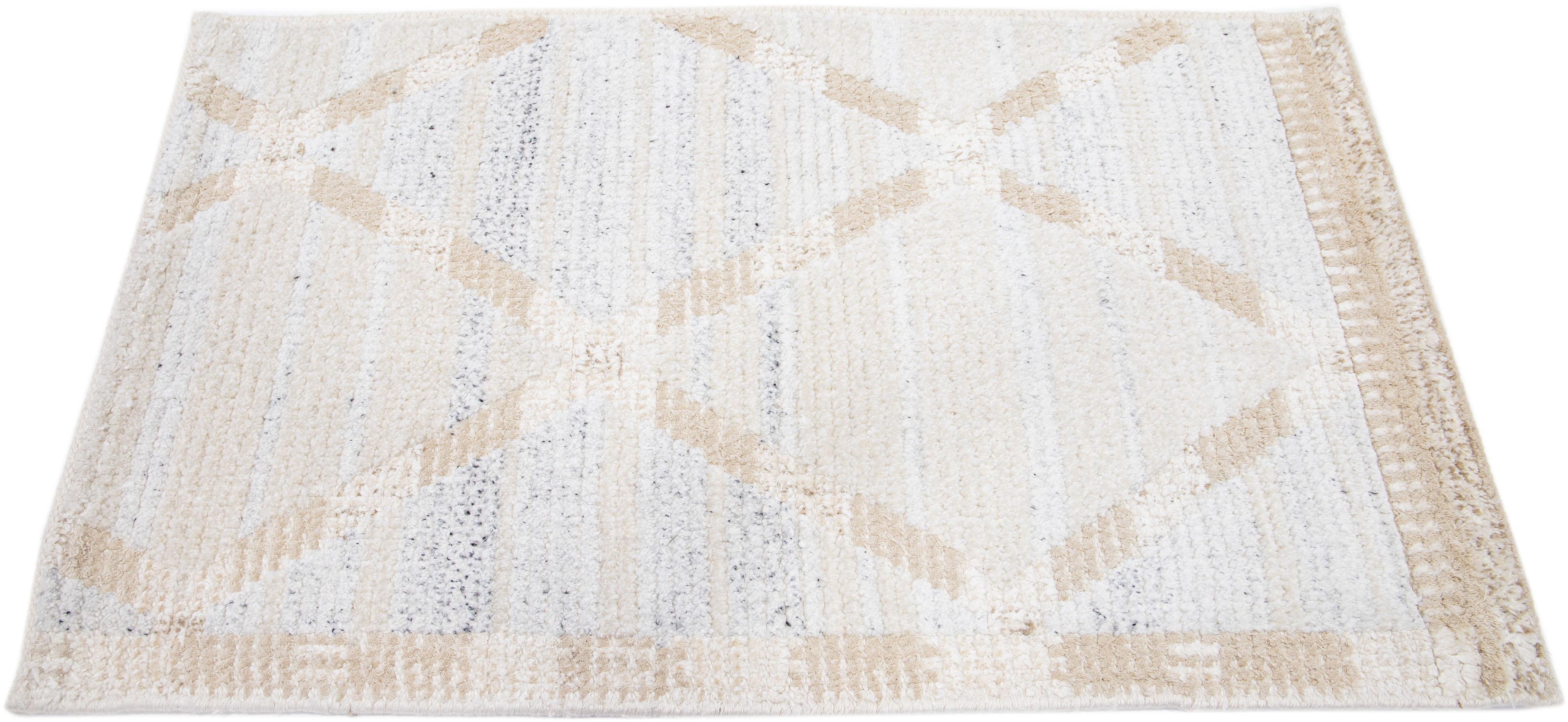Moderne Tapis en laine beige de style suédois moderne fait à la main en vente