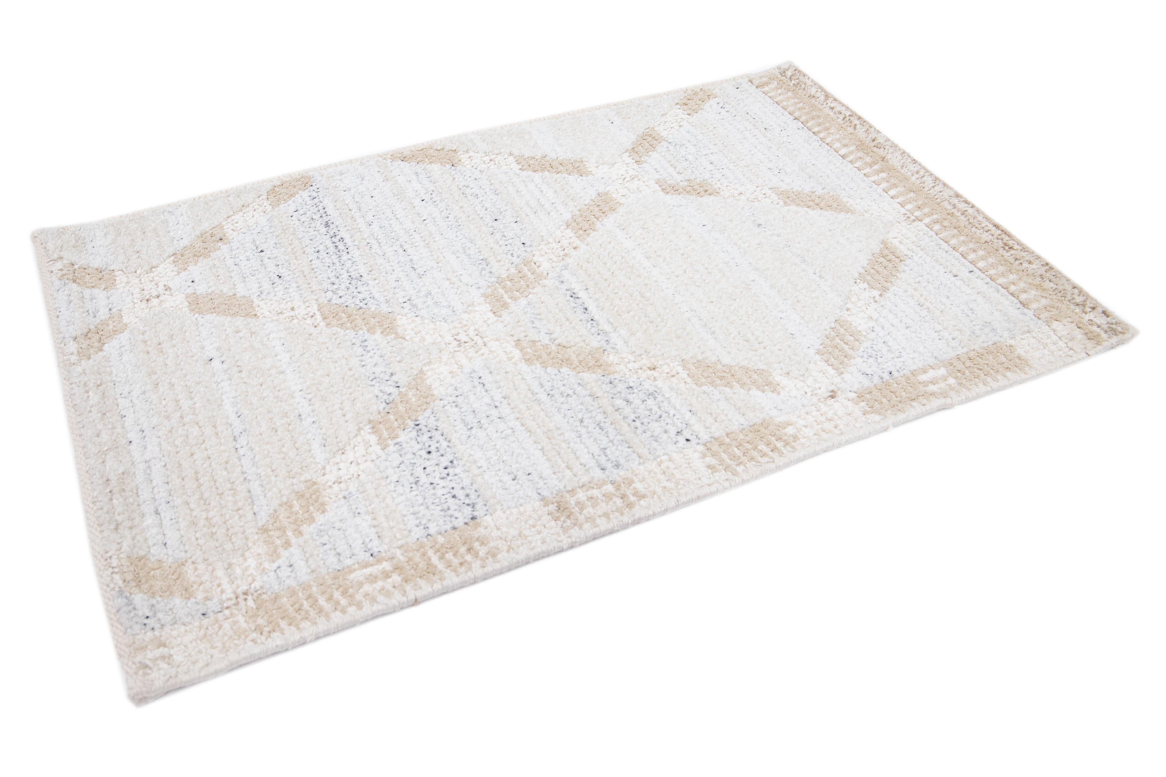 Noué à la main Tapis en laine beige de style suédois moderne fait à la main en vente